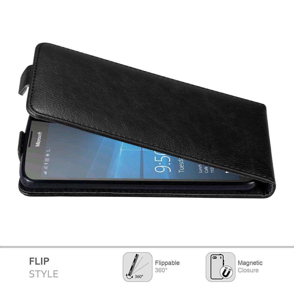 Eine schwarze Flip-Handyhülle mit einem Telefon darin. Das Telefon zeigt die Uhrzeit an. Die Hülle ist geöffnet, der Bildschirm sichtbar.