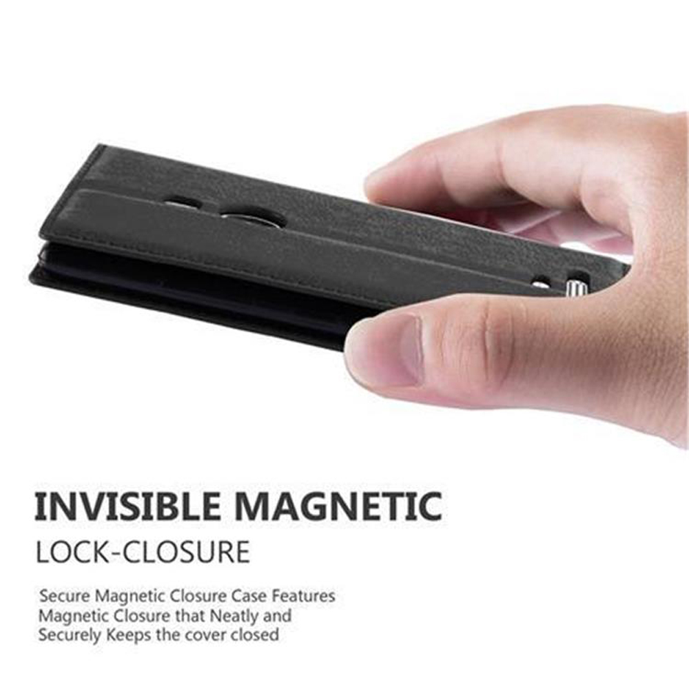 Una mano tiene una custodia nera per telefono. Il testo recita 'INVISIBLE MAGNETIC LOCK-CLOSURE'. La custodia è chiusa.