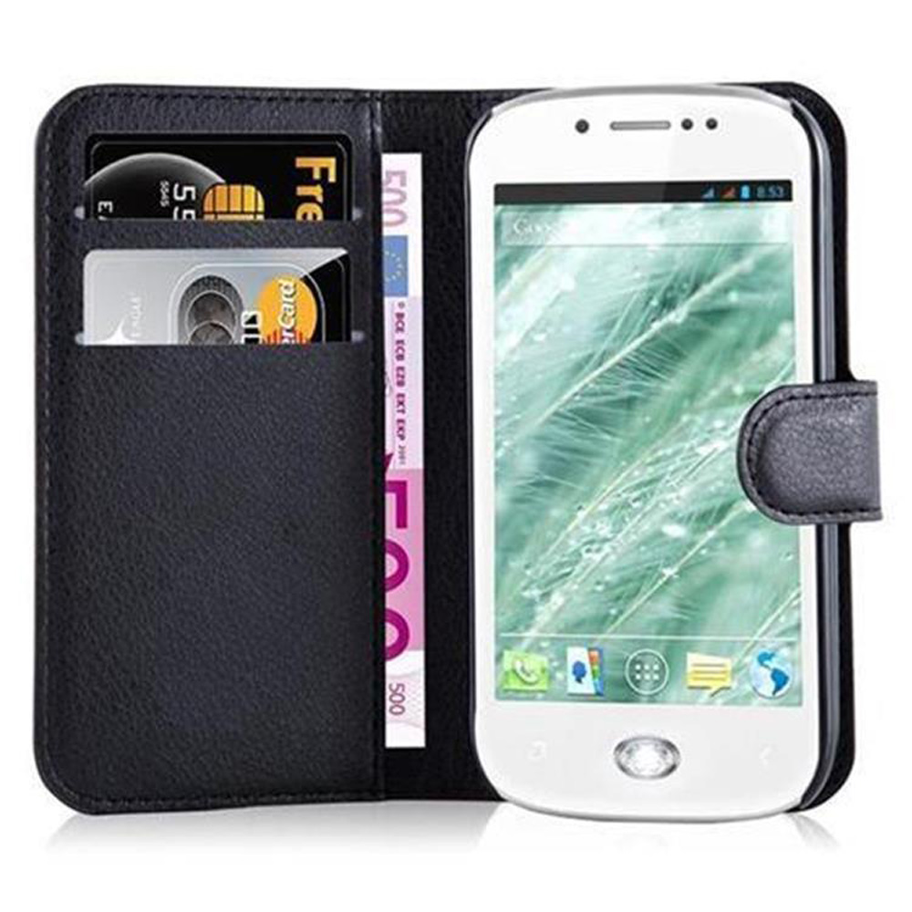 Uno smartphone bianco in un portafoglio nero. Il portafoglio contiene carte e una banconota da 500 euro. Il telefono mostra una scena naturale.