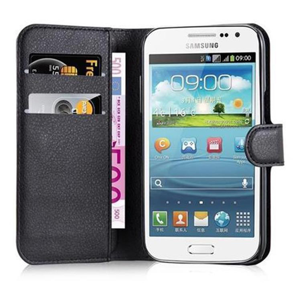 Ein weißes Samsung-Smartphone in einer schwarzen Brieftasche. Karten und ein 500-Euro-Schein sind im Portemonnaie. Das Telefon zeigt die Zeit an.