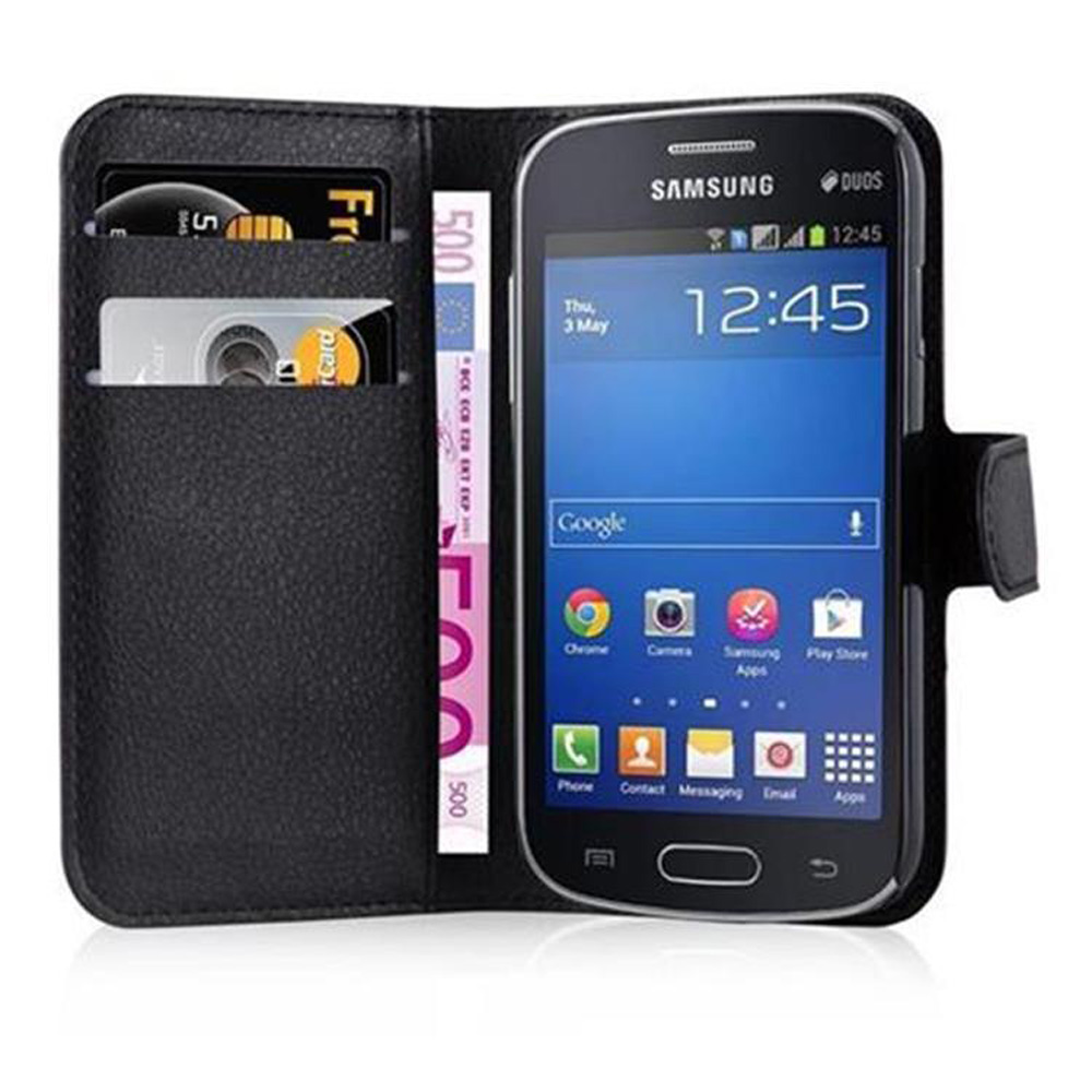 Un telefono Samsung in una custodia a portafoglio nera. Lo schermo mostra l'ora. Ci sono carte e una banconota da 500 euro nel portafoglio.