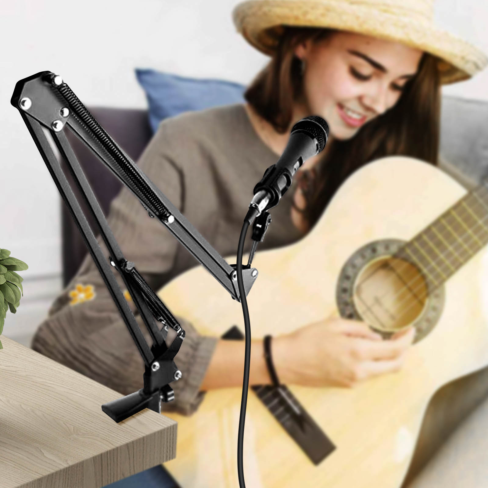Una mujer tocando la guitarra, con un micrófono delante. El micrófono está en un soporte negro.