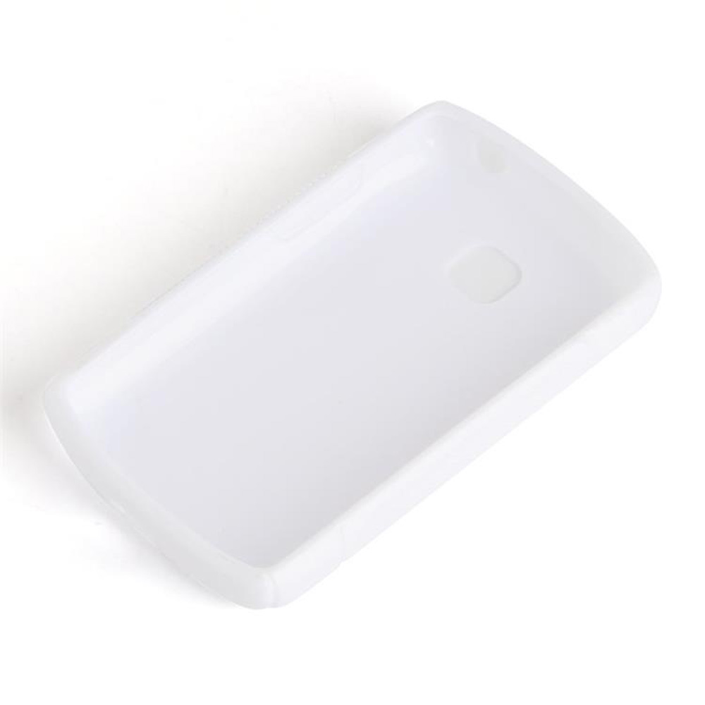 Una custodia bianca per telefono è esposta su una superficie bianca. La custodia ha una forma rettangolare con bordi arrotondati e un ritaglio per la fotocamera.