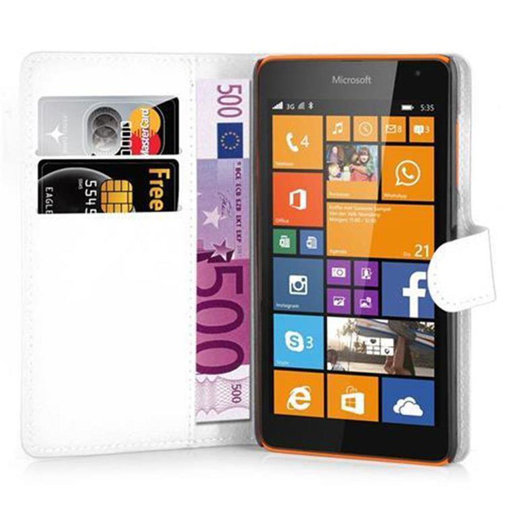 Uno smartphone in una custodia a portafoglio bianca con carte di credito e una banconota da 500 euro è aperto. Il telefono mostra le icone delle app.