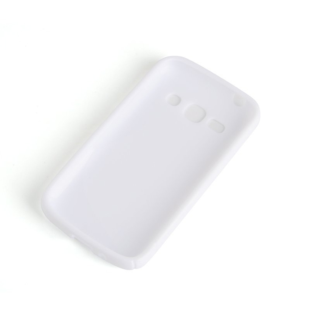 Una custodia bianca per telefono su una superficie bianca. Ha fori per fotocamera e pulsanti.