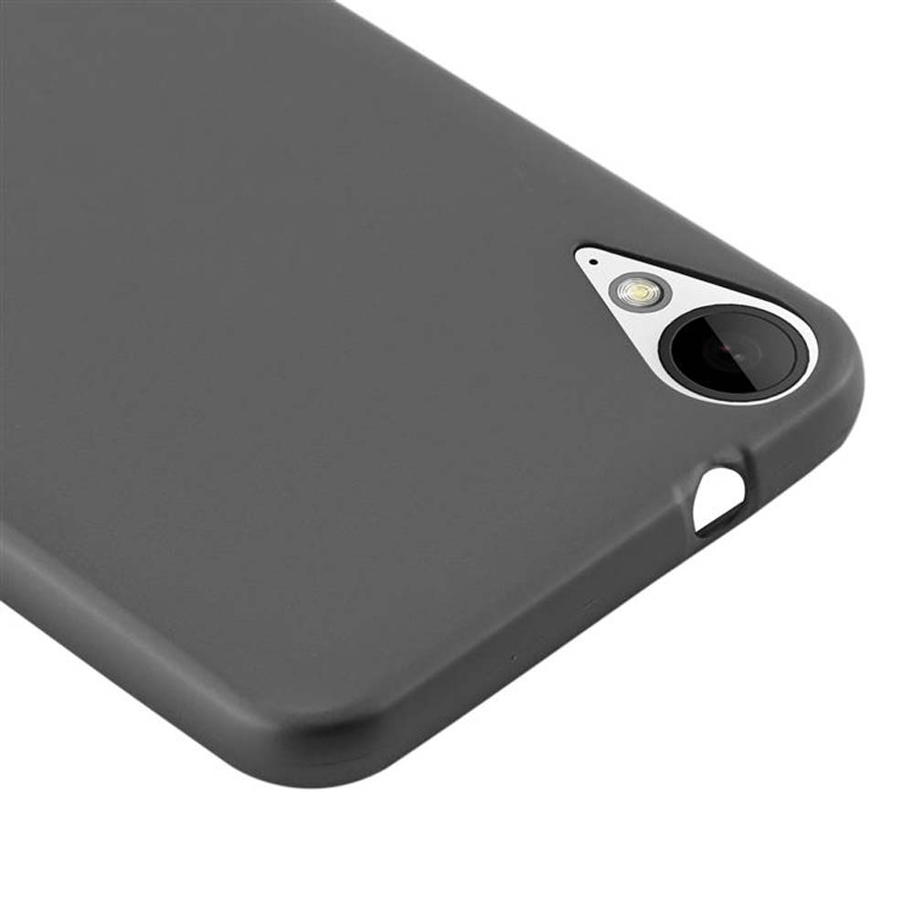 Una funda de teléfono gris oscuro, con cámara y flash. La funda es lisa y tiene esquinas redondeadas. La lente de la cámara es prominente.