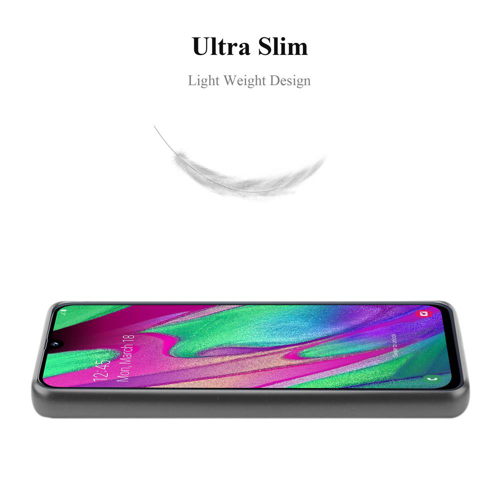 Viene visualizzato un telefono con custodia nera. Lo schermo mostra la data, l'ora e uno sfondo colorato. Una piuma fluttua sopra.