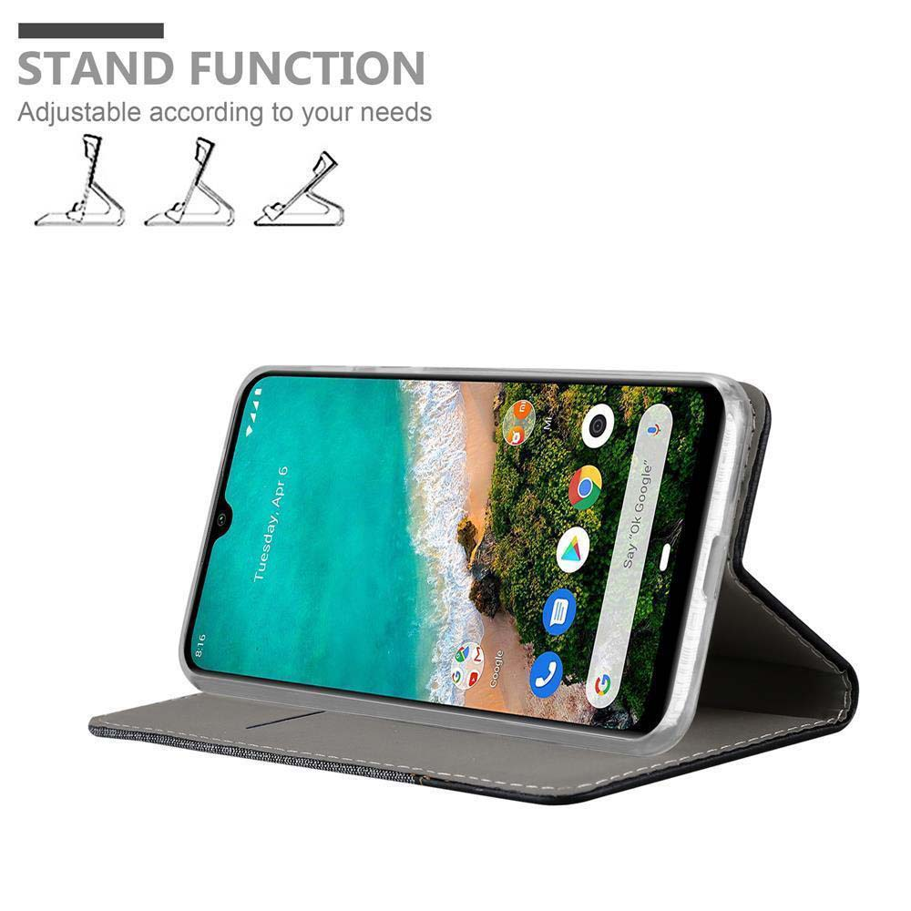 Viene visualizzato un telefono in una custodia. Lo schermo mostra una scena di spiaggia e app. Il testo recita 'FUNZIONE STAND, Regolabile in base alle tue esigenze'.
