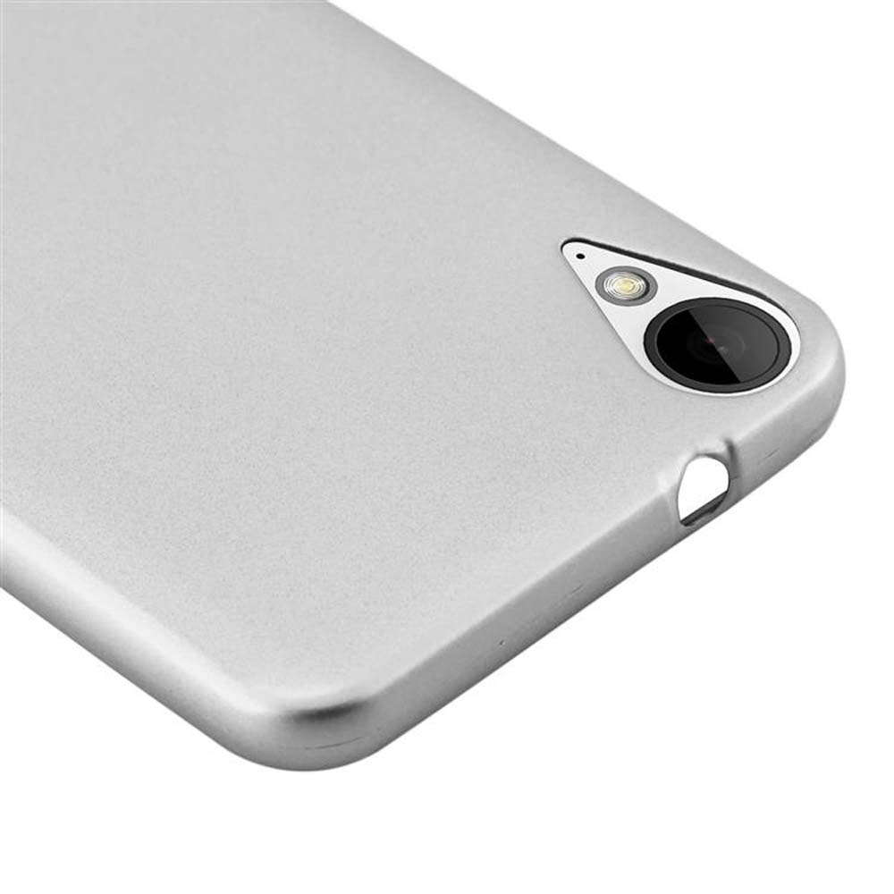 Primer plano de una funda plateada para teléfono con lente de cámara y flash. La funda es lisa y reflectante.