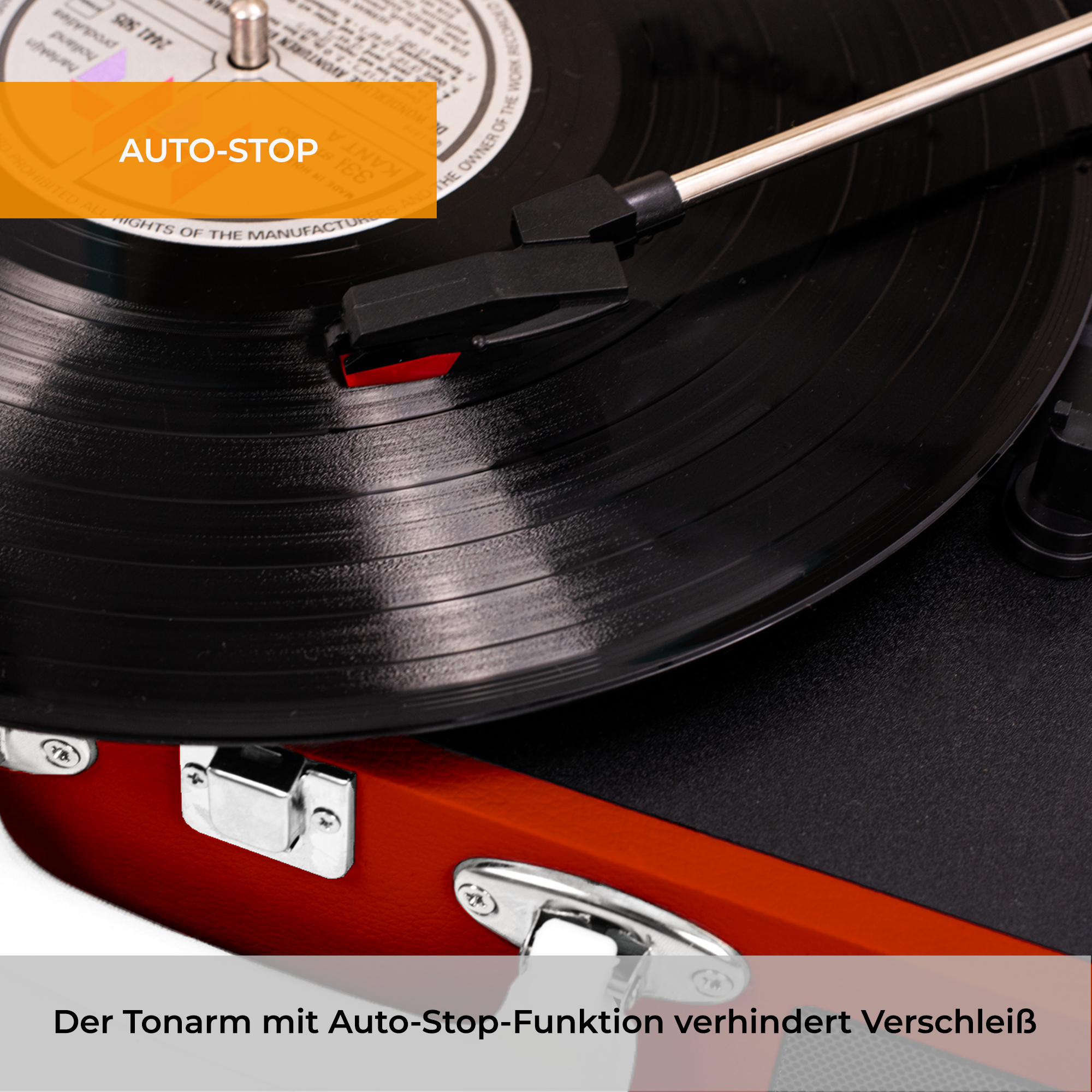 Primer plano de un tocadiscos con un disco de vinilo negro. El brazo fonocaptor es visible. Se destaca la función de parada automática.