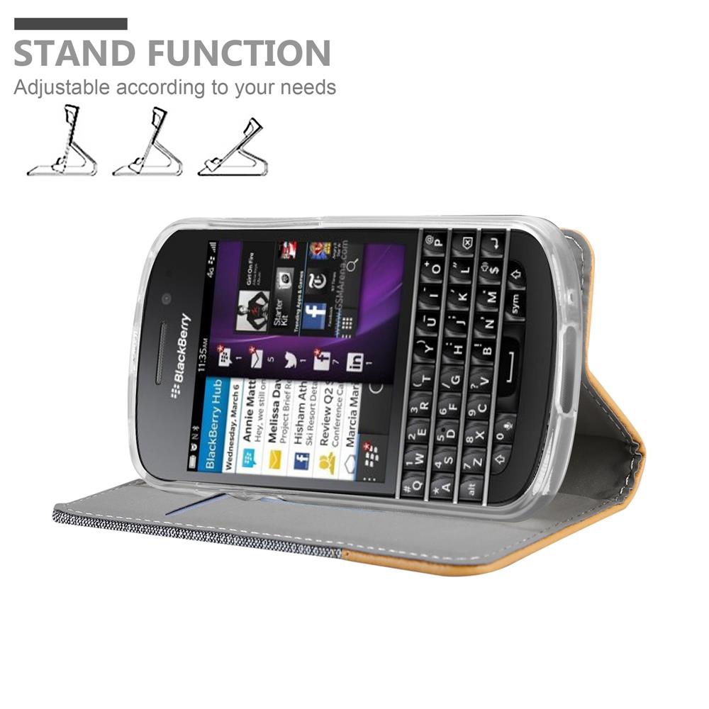 Ein BlackBerry-Telefon in einem Etui ist aufgestellt. Der Bildschirm zeigt Apps an. Der Text oben lautet 'STAND FUNCTION'.