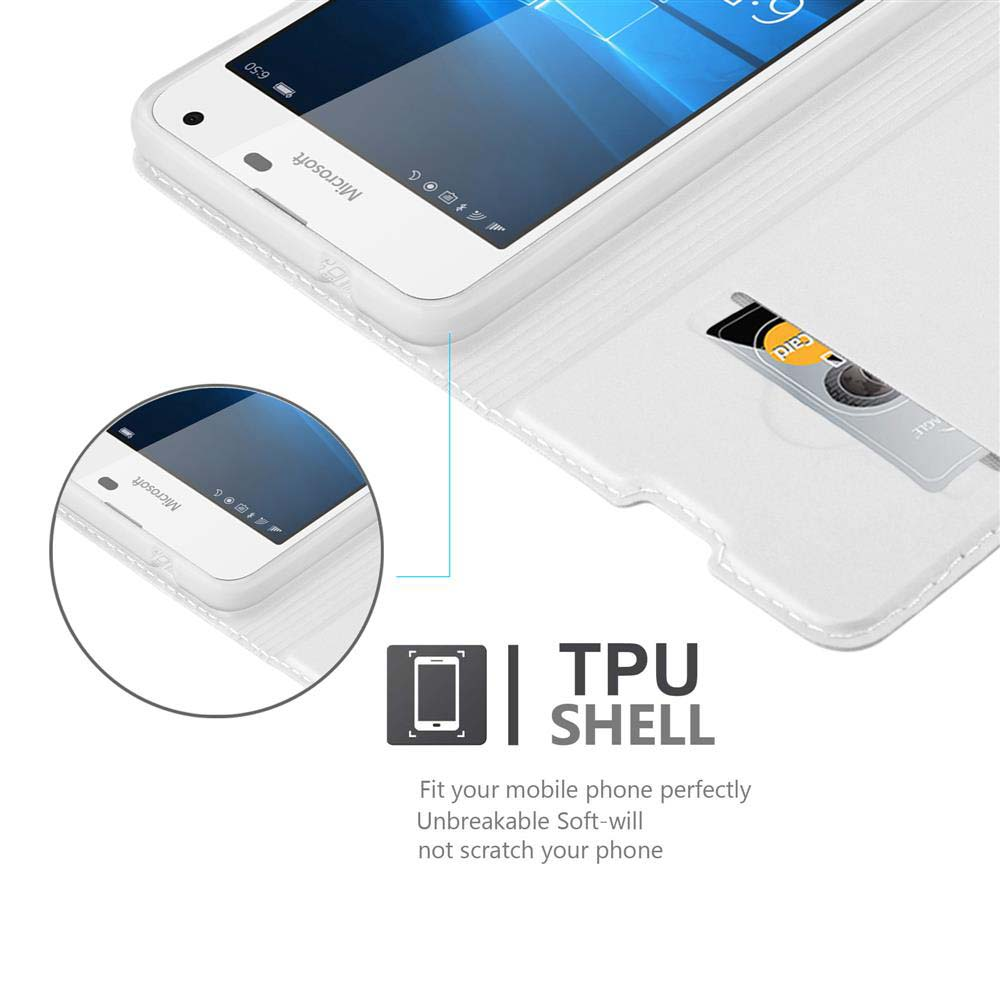 Un telefono Microsoft bianco in una custodia con fessura per schede. Il telefono mostra un orologio. Il testo dice TPU SHELL.