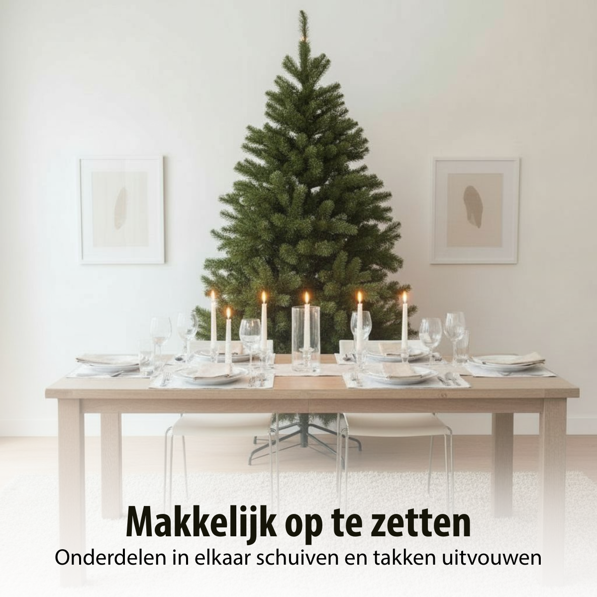 Une table à manger pour un dîner de Noël, un sapin de Noël en arrière-plan, des bougies allumées et deux cadres au mur.