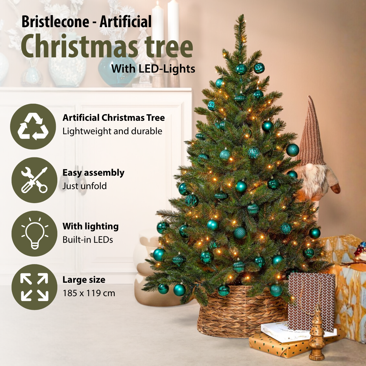 Een kunstkerstboom met groene ornamenten en LED-verlichting. Cadeaus en een kabouter aan de voet. Tekst: Bristlecone Christmas Tree.