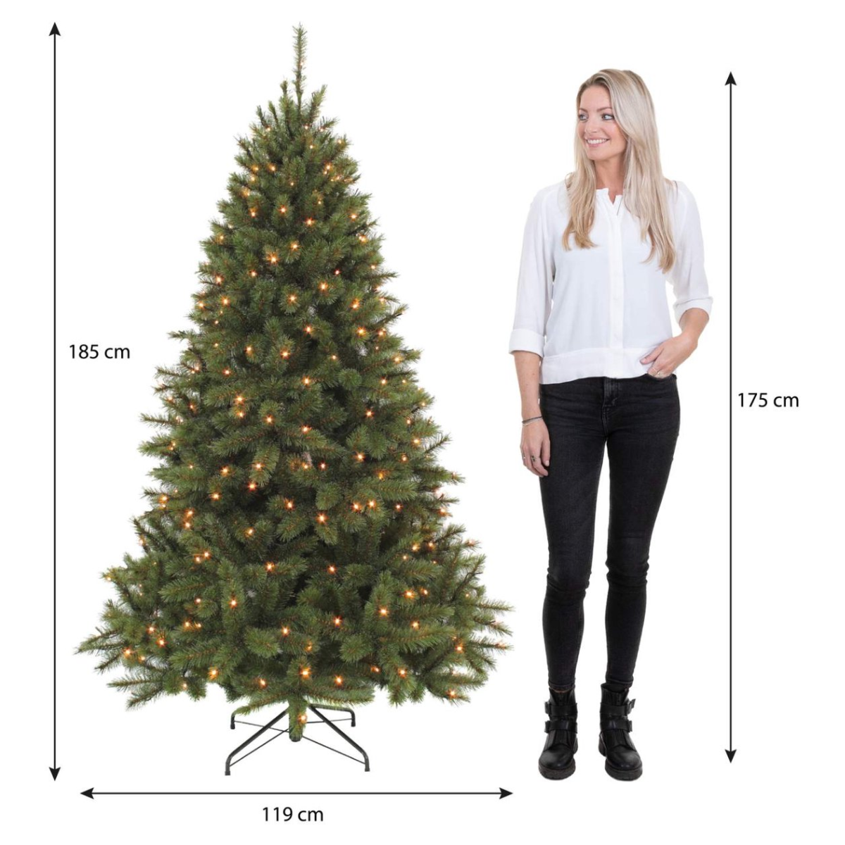 Een vrouw staat naast een kerstboom. De boom is verlicht met lichtjes. Afmetingen worden getoond voor de boom en de vrouw.