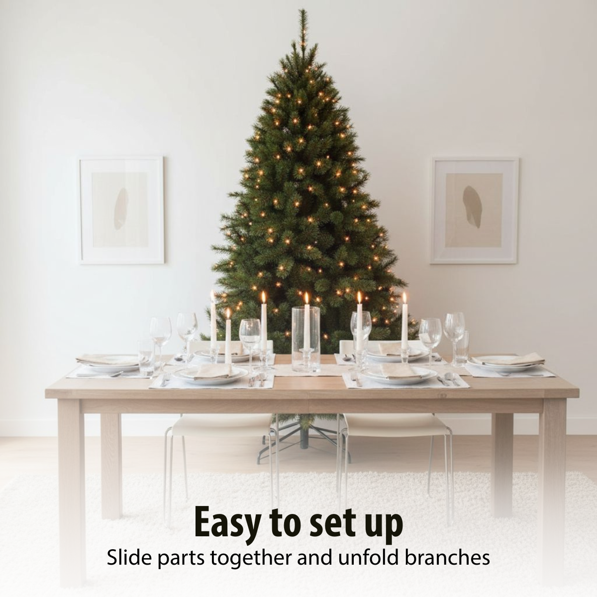 Eettafel gedekt voor een feestelijke maaltijd, brandende kaarsen, versierde kerstboom op de achtergrond, kunstwerken aan de muren, witte stoelen.