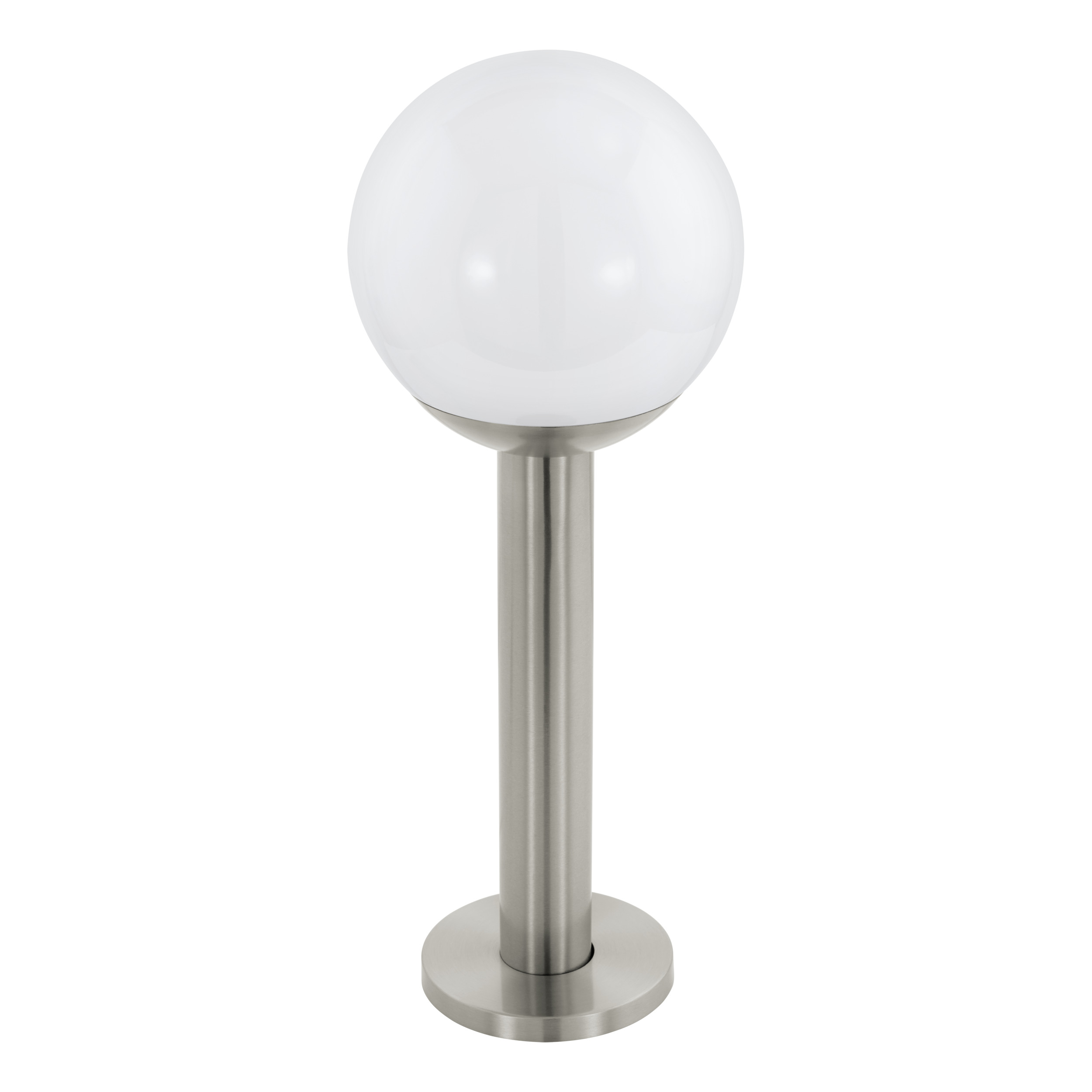 Eine moderne Außenlampe. Eine runde, weiße Kugel sitzt auf einem silbernen Pfahl, der an einer kreisförmigen Basis befestigt ist. Weißer Hintergrund.