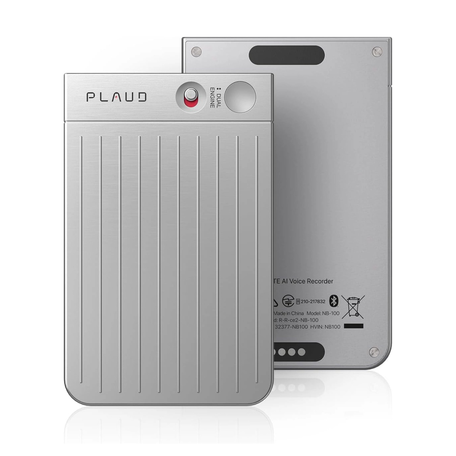 Twee zilveren apparaten. Eén met 'PLAUD' en een rode knop. De andere toont details, waaronder 'AI Voice Recorder'.