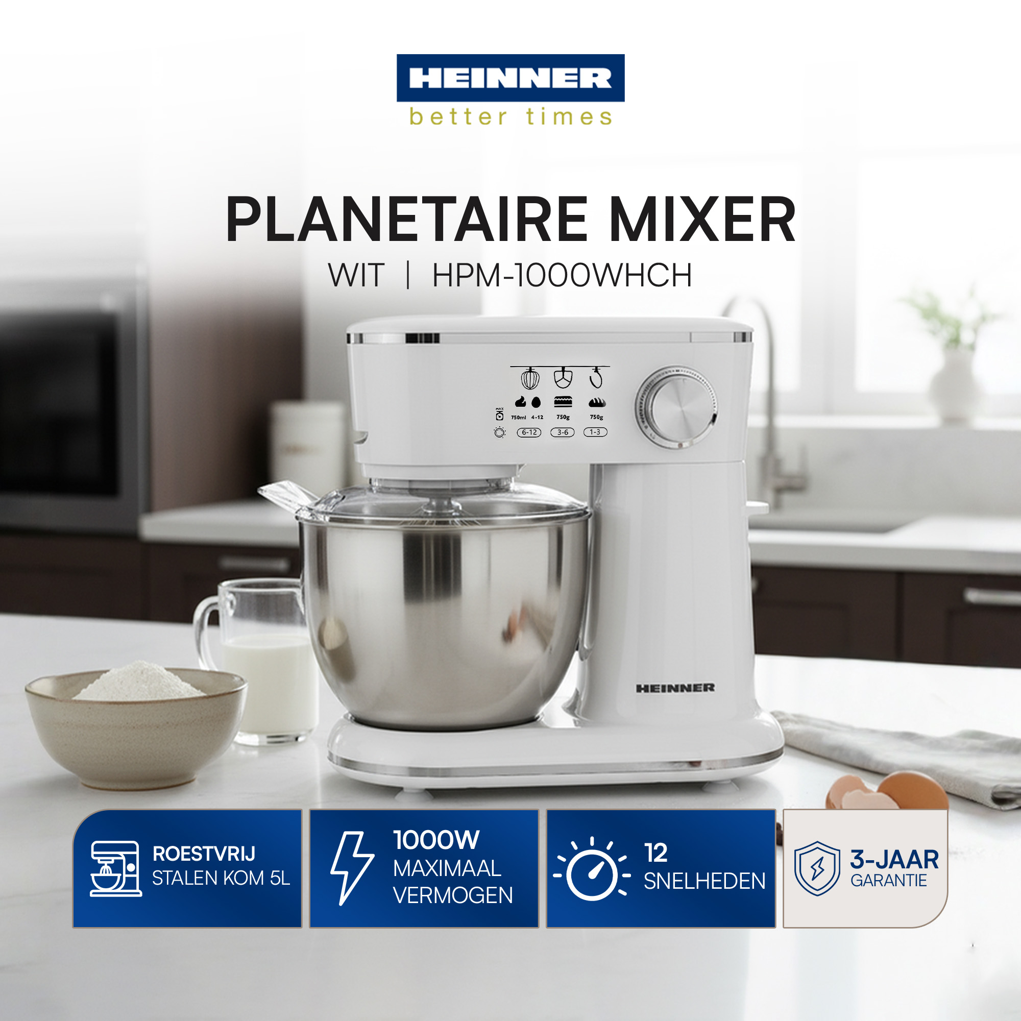 Een witte planetaire mixer met een roestvrijstalen kom staat op een wit oppervlak met ingrediënten en functies.