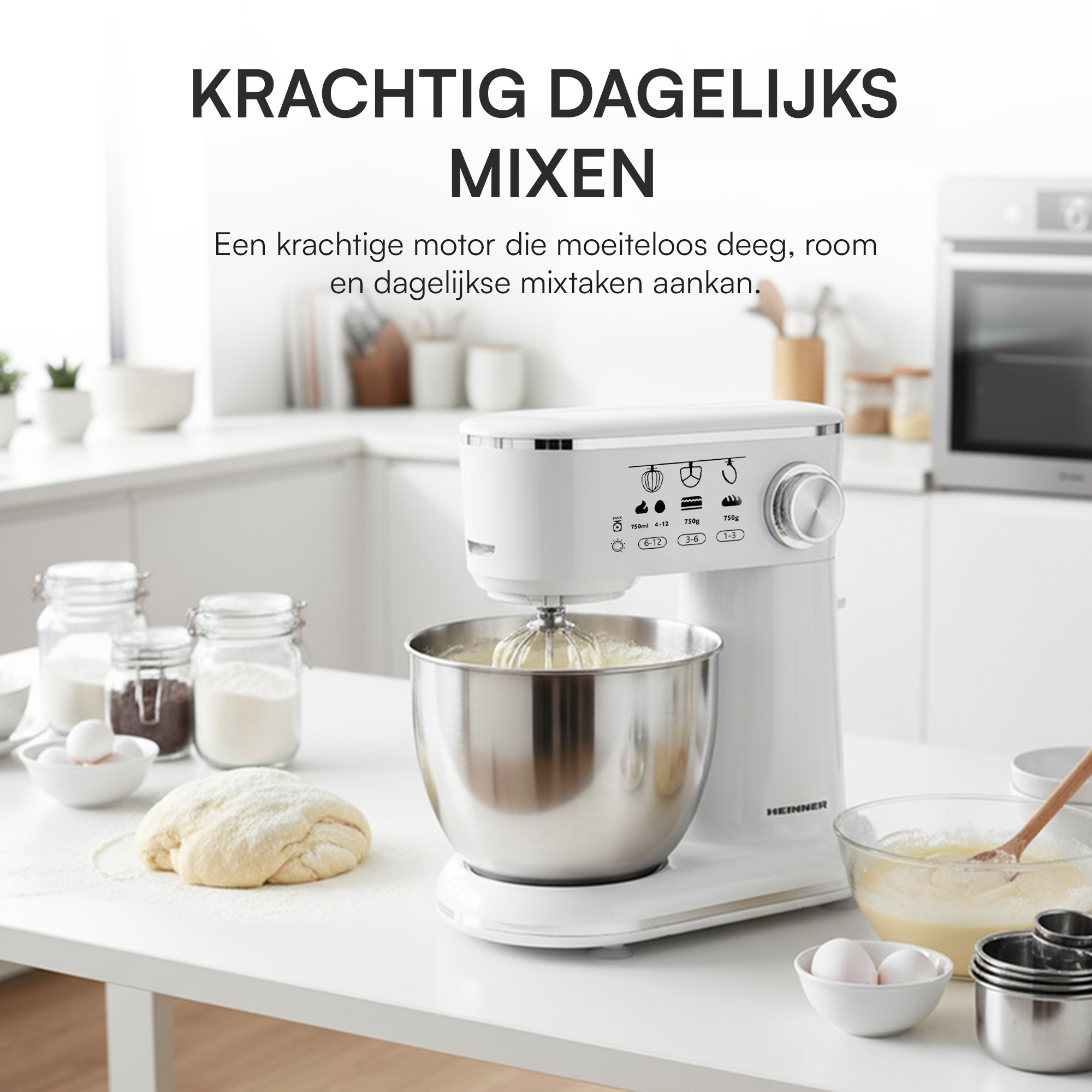 Een witte keukenmachine met kom, deeg en ingrediënten op een witte tafel in een keuken.