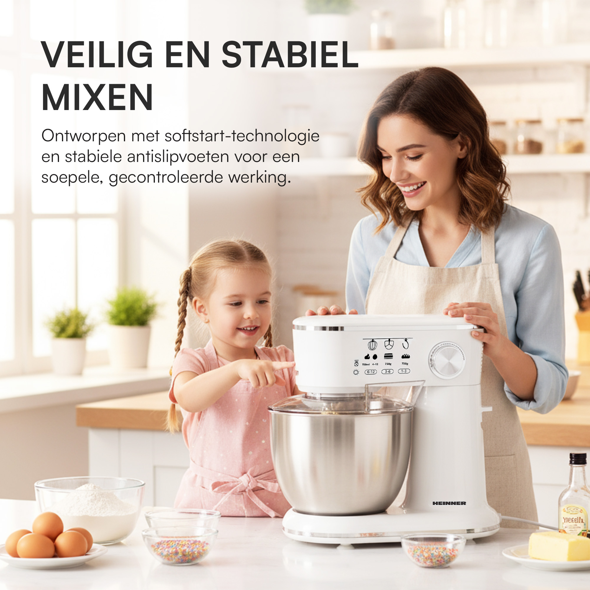 Een vrouw en een meisje gebruiken een witte mixer. Ingrediënten als eieren en bloem liggen op het aanrecht.
