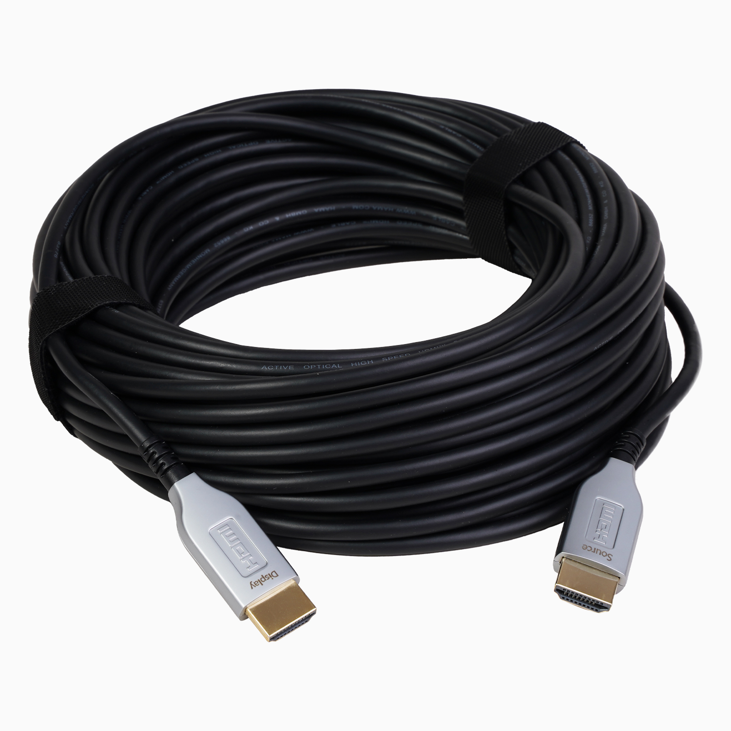 Gerolltes schwarzes HDMI-Kabel mit Steckern an beiden Enden. Ein Stecker trägt die Aufschrift 'Display', der andere 'Source'.