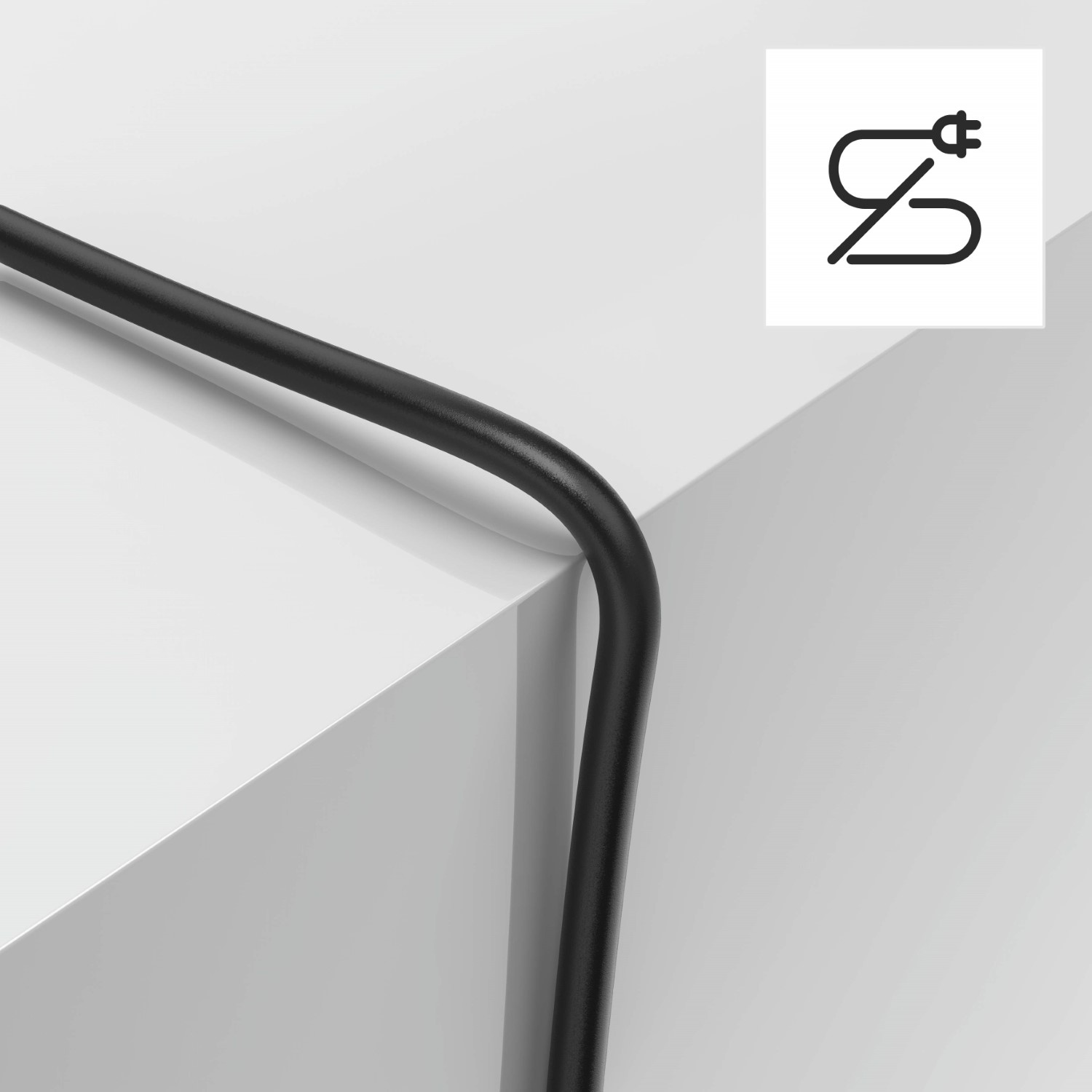 Ein schwarzes, gebogenes Kabel und ein weißes Quadrat mit einem schwarzen Steckersymbol auf einer weißen Oberfläche.