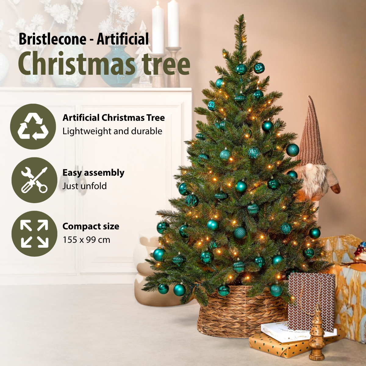 Un sapin de Noël artificiel orné de décorations et de lumières teal. Il repose dans une base en osier, avec des cadeaux à proximité.