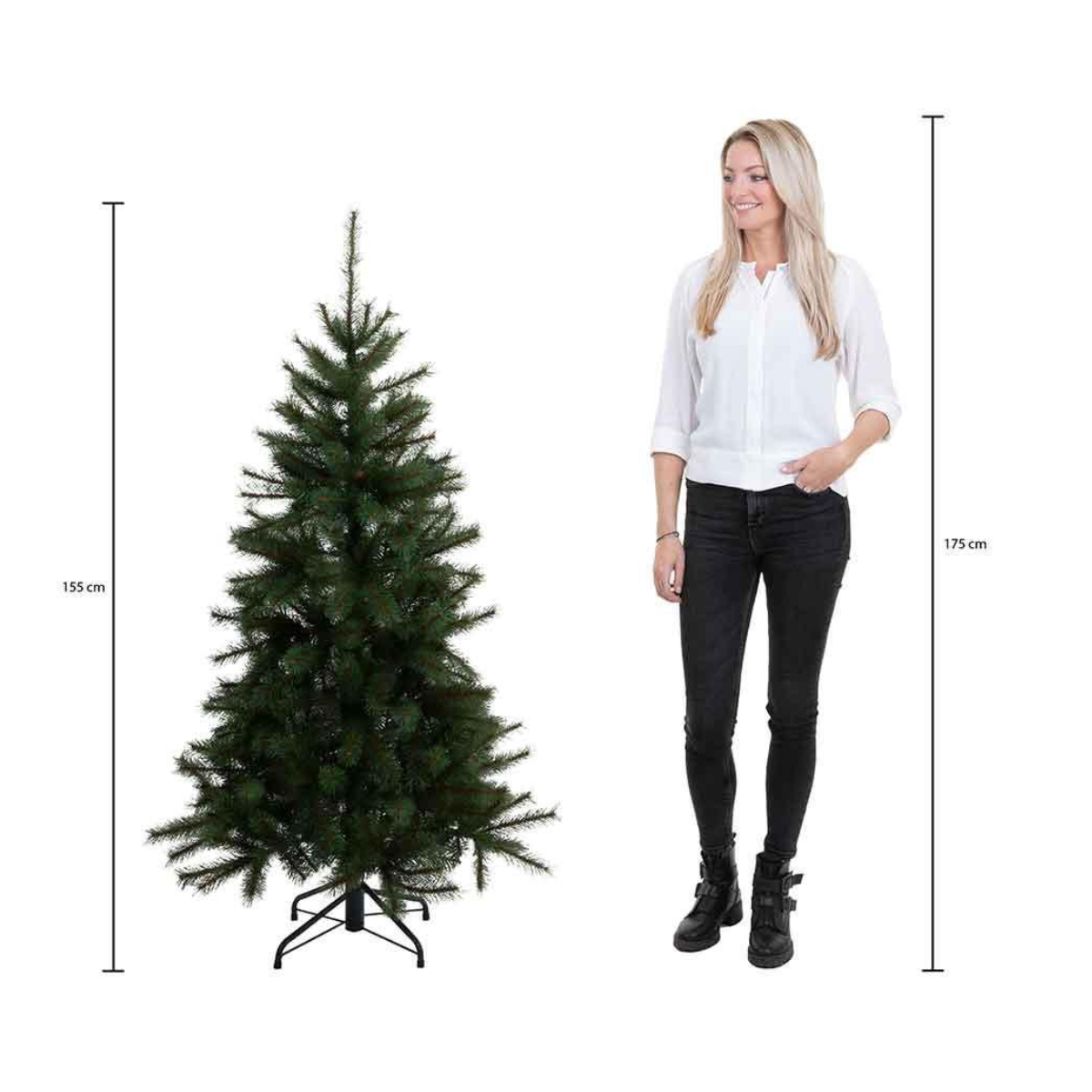 Une femme se tient à côté d'un sapin de Noël vert. L'arbre mesure 155 cm de haut, et la femme mesure 175 cm.