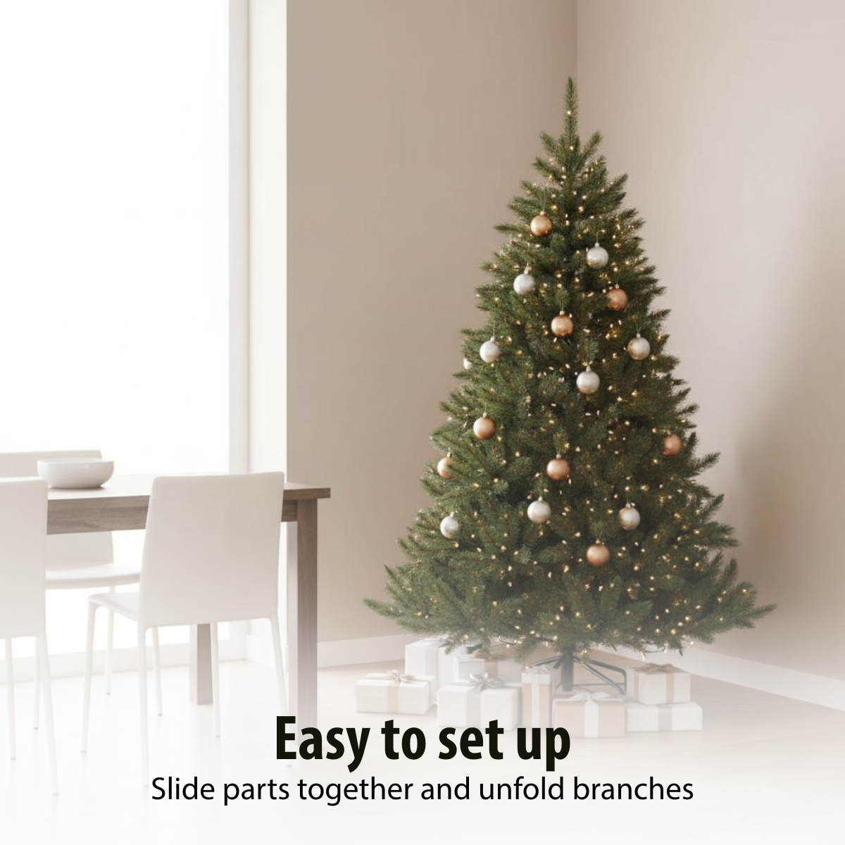 Un sapin de Noël décoré dans une pièce avec une table et des chaises. Cadeaux sous l'arbre. Texte : Facile à installer.