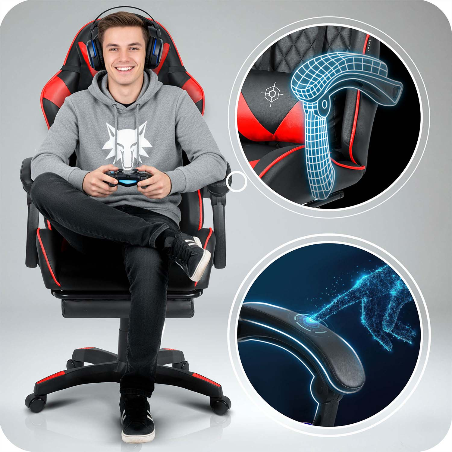 Mężczyzna w szarej bluzie z kapturem i kontrolerem do gier siedzi na fotelu do gier z czerwono-czarnymi detalami. Ma słuchawki i uśmiecha się.