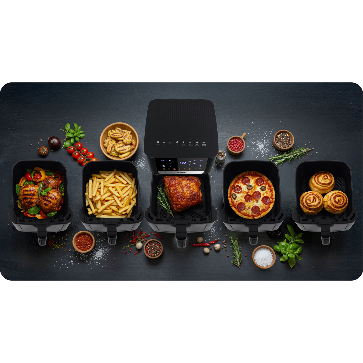 Frytownica powietrzna z różnymi potrawami: grillowany kurczak, frytki, pieczone mięso, pizza i cynamonki. Otaczają ją przyprawy i zioła.