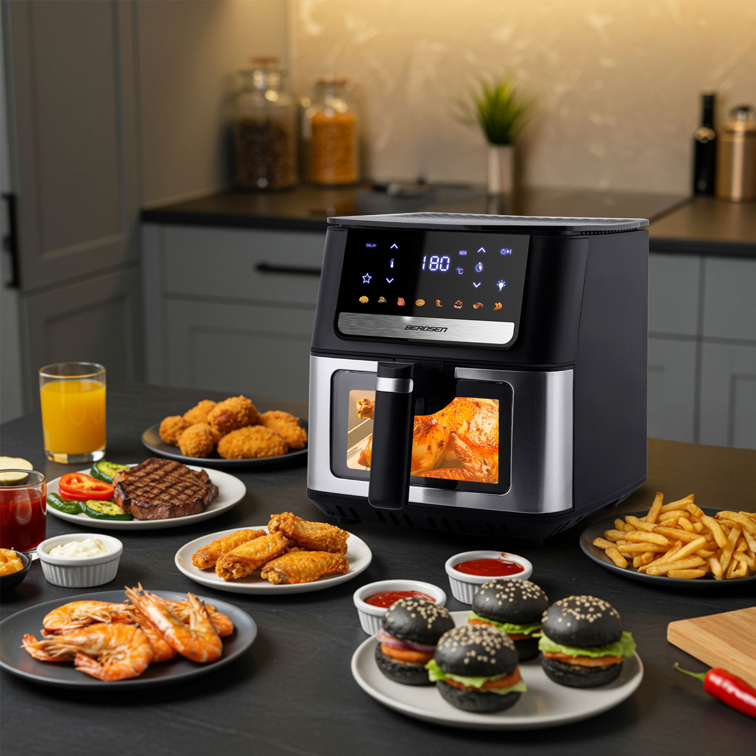 Frytownica powietrzna z jedzeniem, takim jak burgery, frytki i kurczak. Na stole różne potrawy. Szklanka soku po lewej stronie.