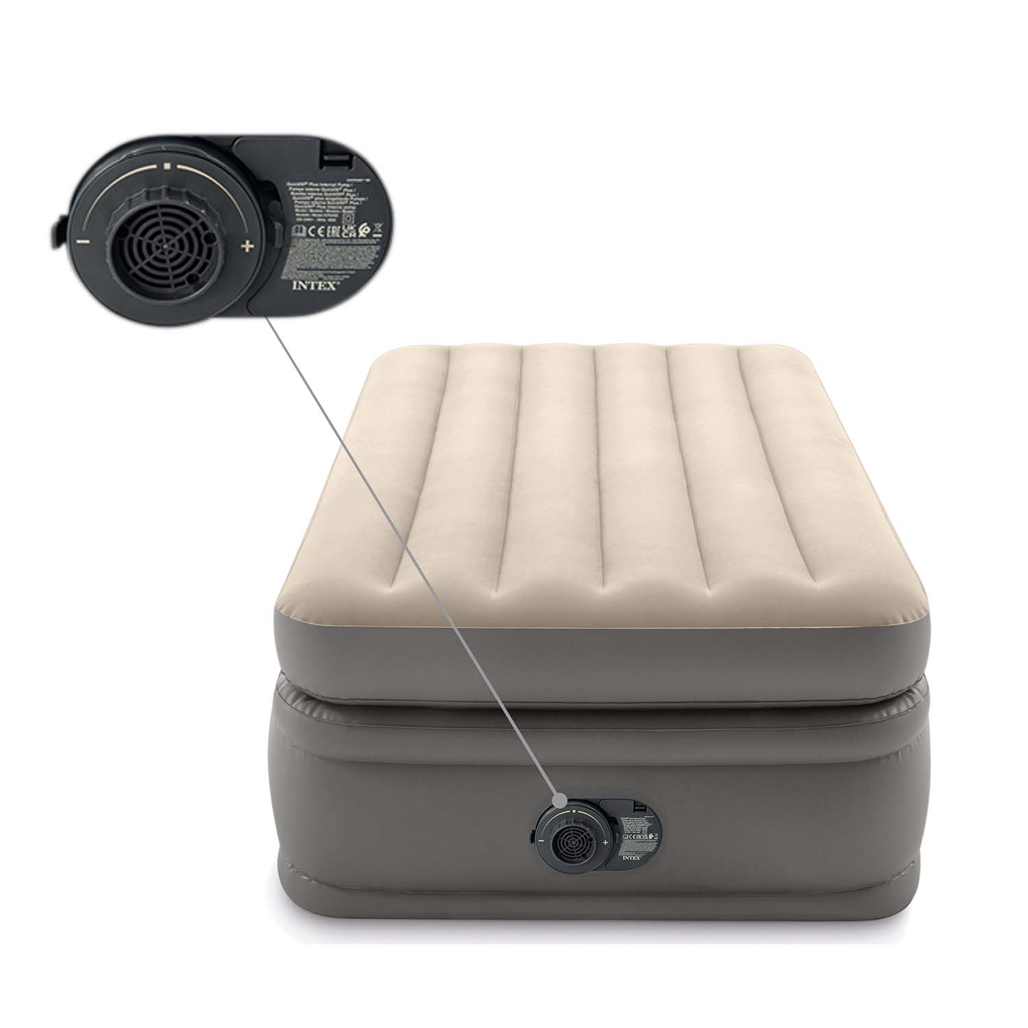 Łóżko pneumatyczne z pompą elektryczną. Łóżko jest beżowe i szare. Pompa jest czarna i ma logo Intex. Wąż łączy pompę z łóżkiem.
