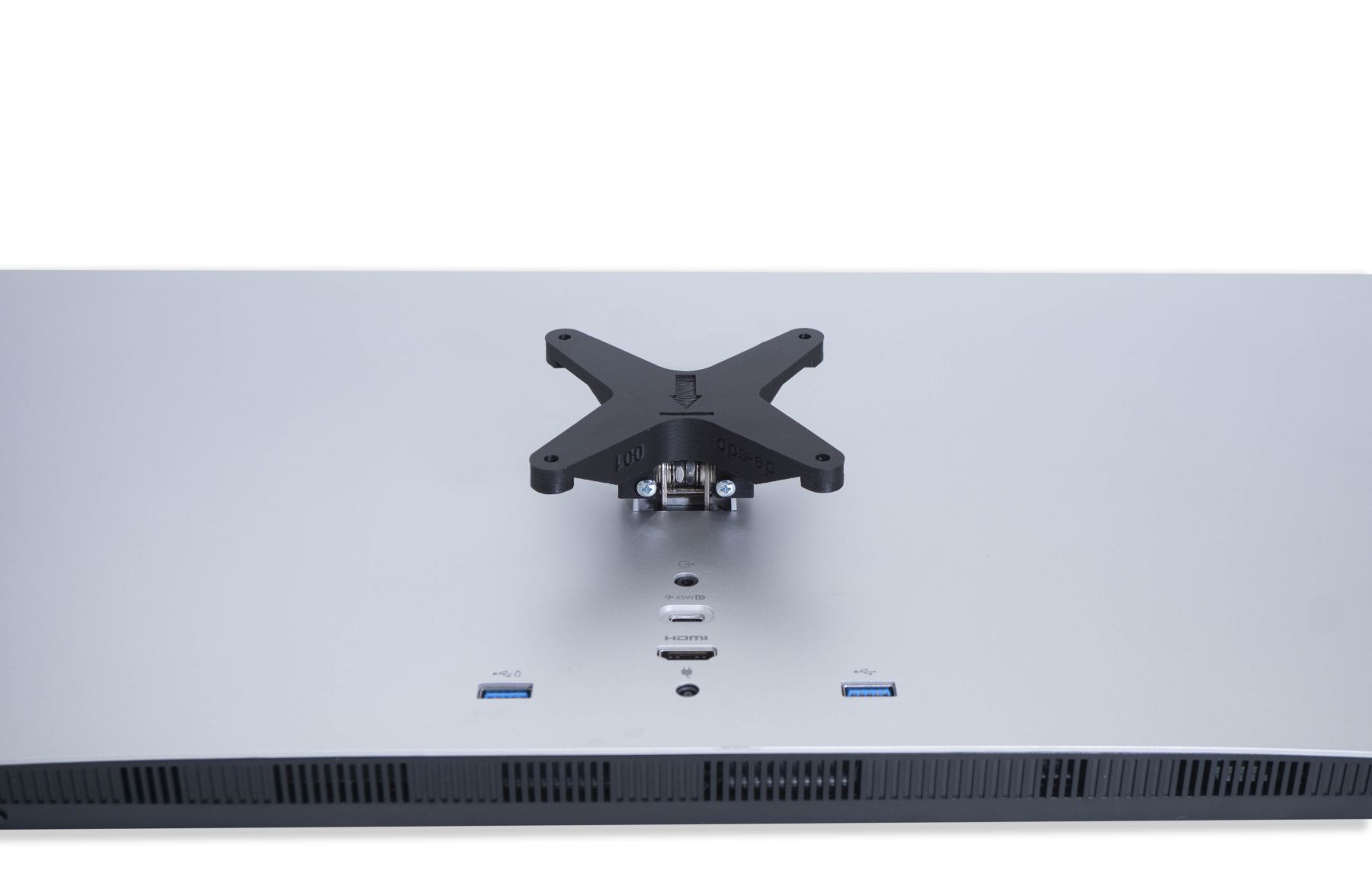 Rückseite eines Computermonitors mit schwarzem Montagebügel. Anschlüsse umfassen USB und HDMI.