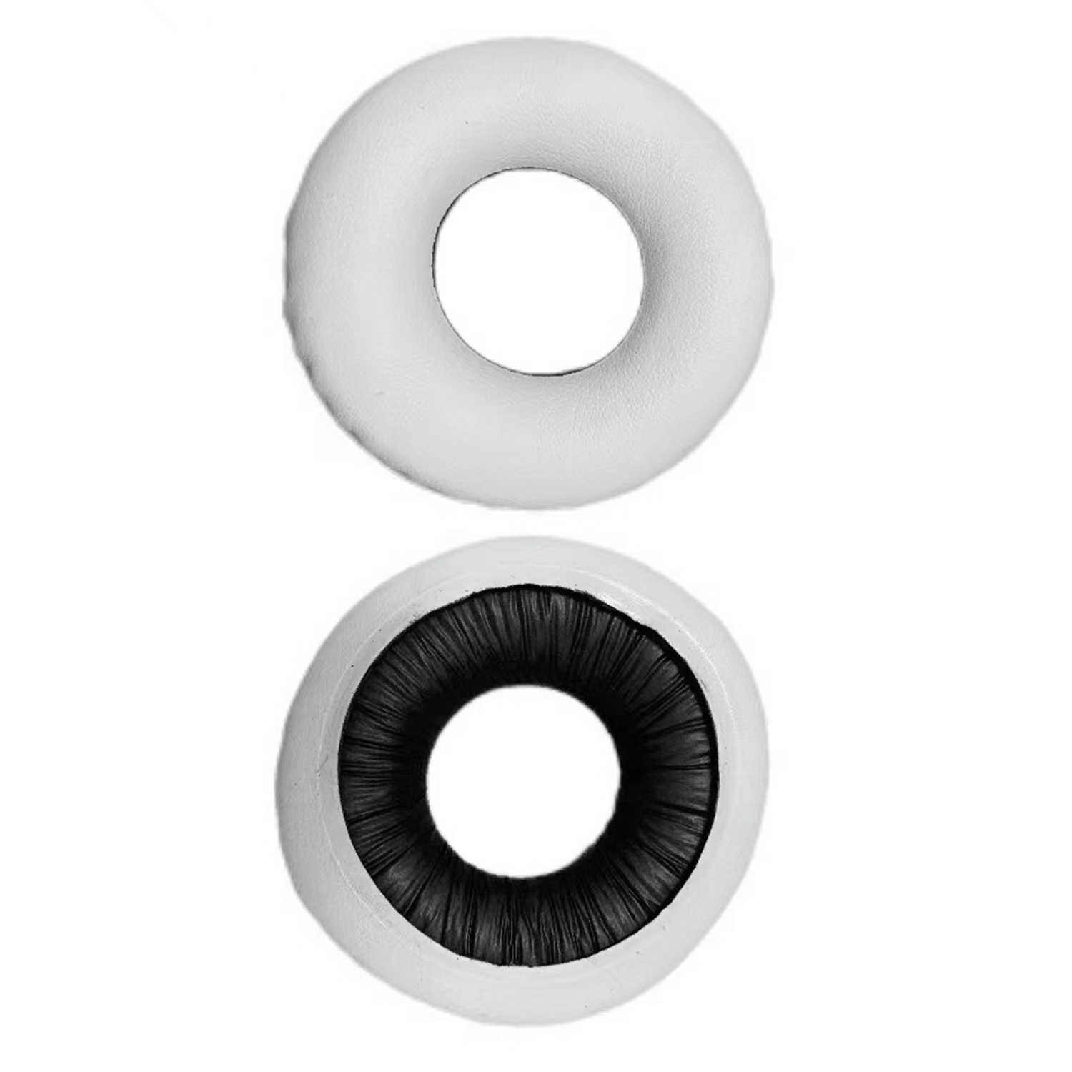 Zwei weiße, donut-förmige Objekte. Eines hat eine weiße Mitte, das andere eine schwarze, plissierte Mitte. Beide auf weißem Hintergrund.