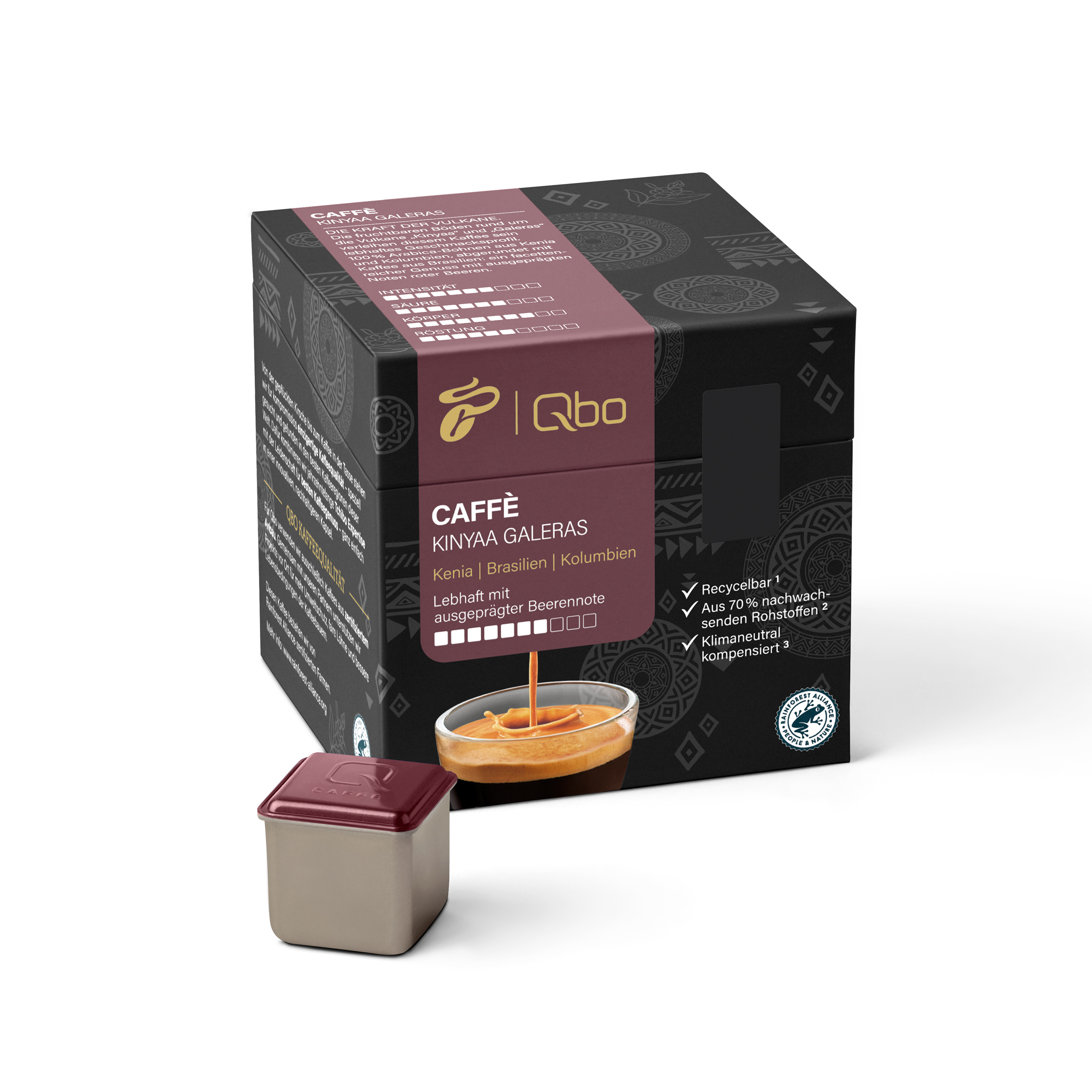 Kaffeepackung, Espressotasse und Kaffeekapsel auf weißem Hintergrund. Box hat Text und Designelemente.