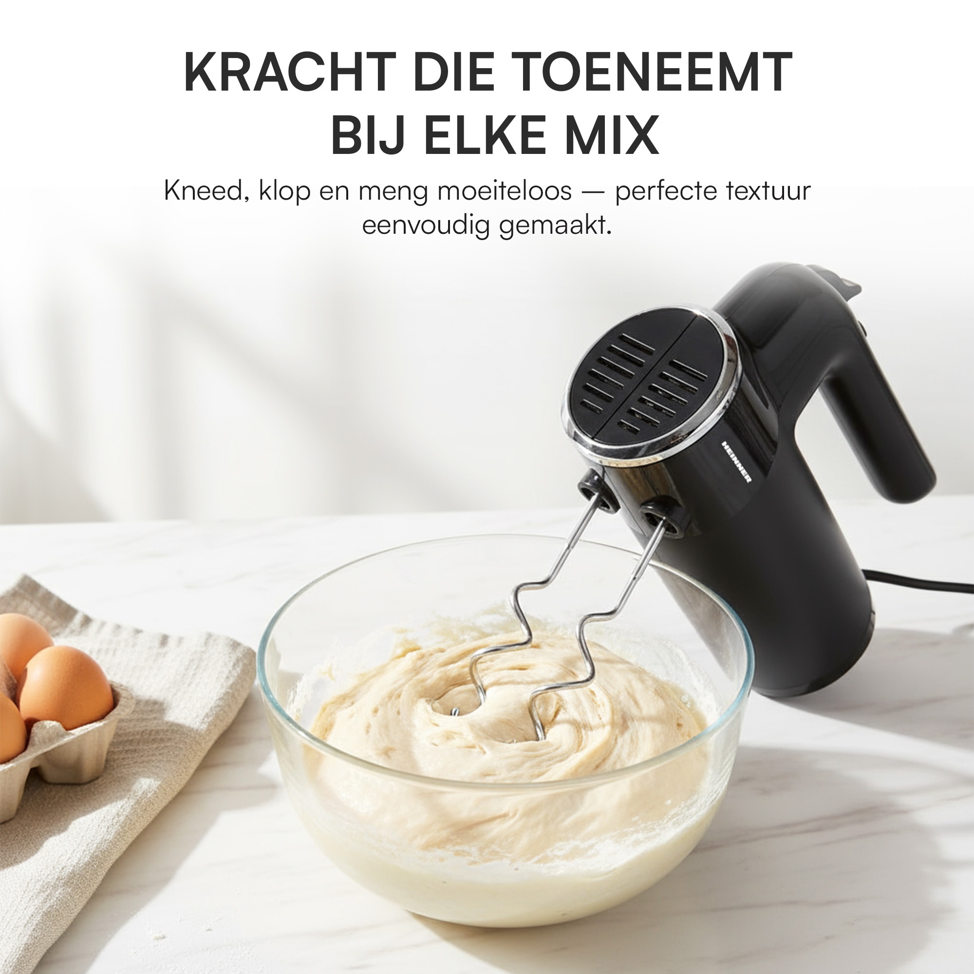 Ein schwarzer Handmixer mischt Teig in einer Glasschüssel. Eier liegen daneben. Text auf Niederländisch steht oben.