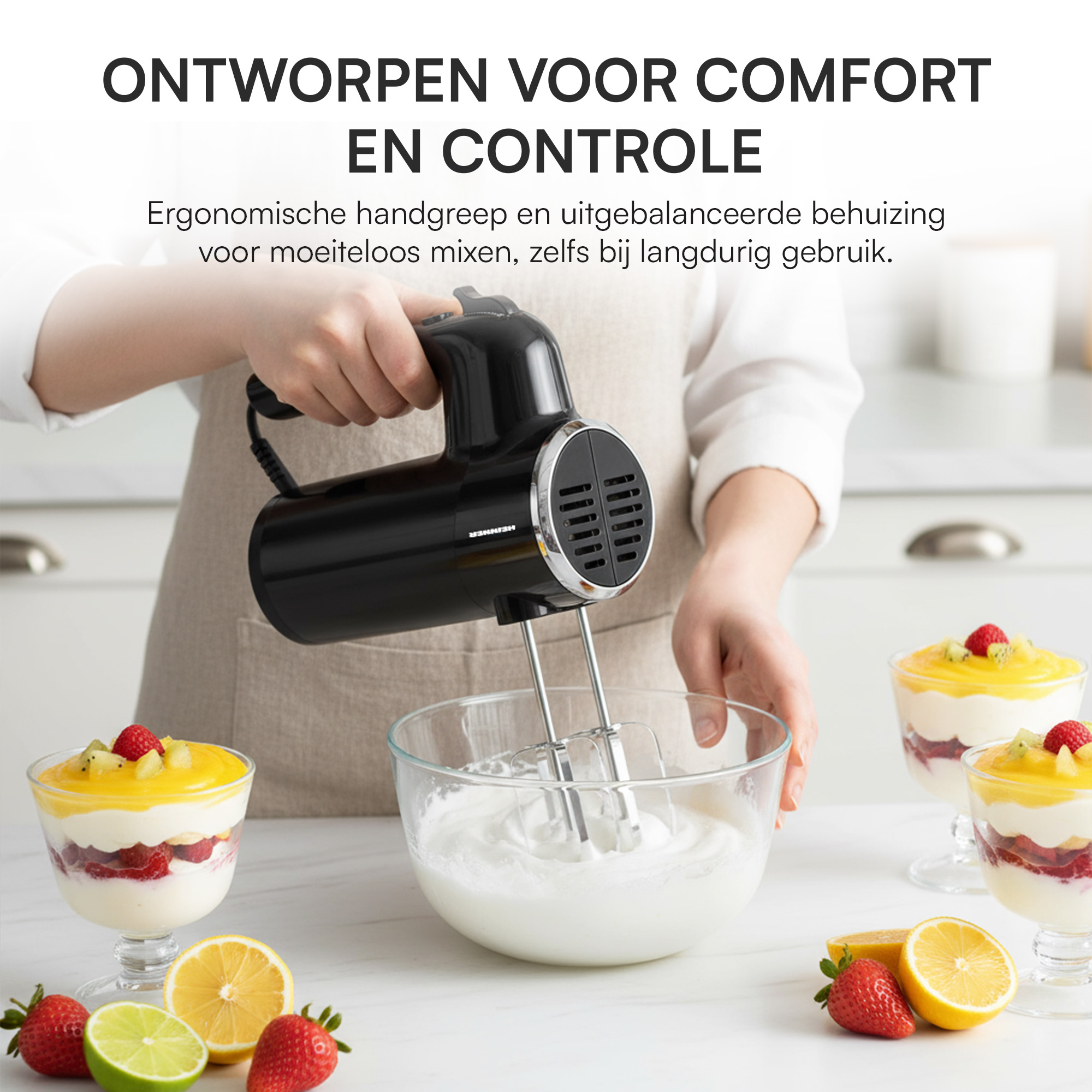 Eine Person verwendet einen schwarzen Handmixer, um Sahne in einer Glasschüssel aufzuschlagen. Desserts und Früchte stehen auf dem Tisch.