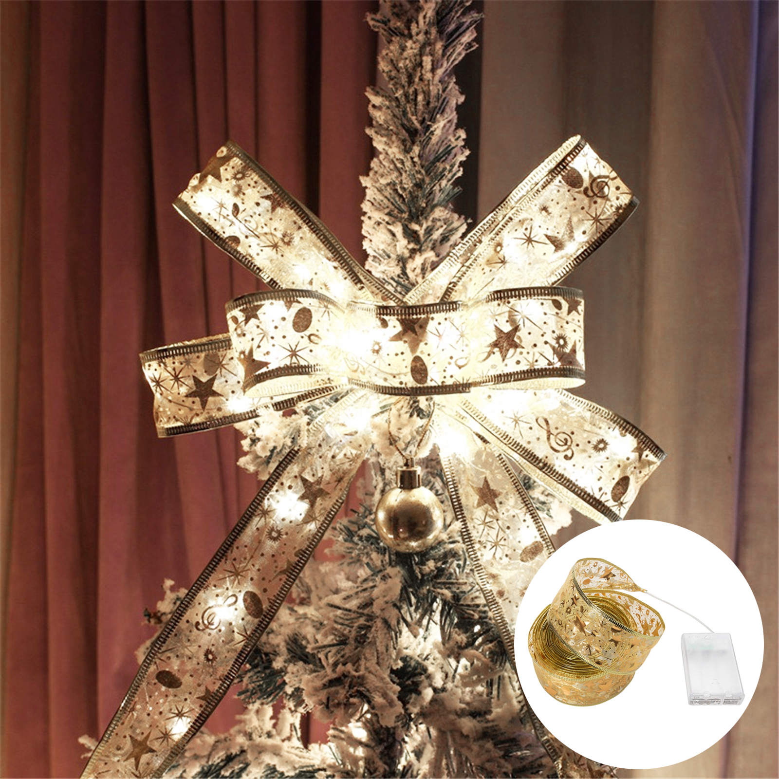 Ein Weihnachtsbaum mit einer dekorativen Schleife aus Lichtern und einem goldenen Kugelschmuck.