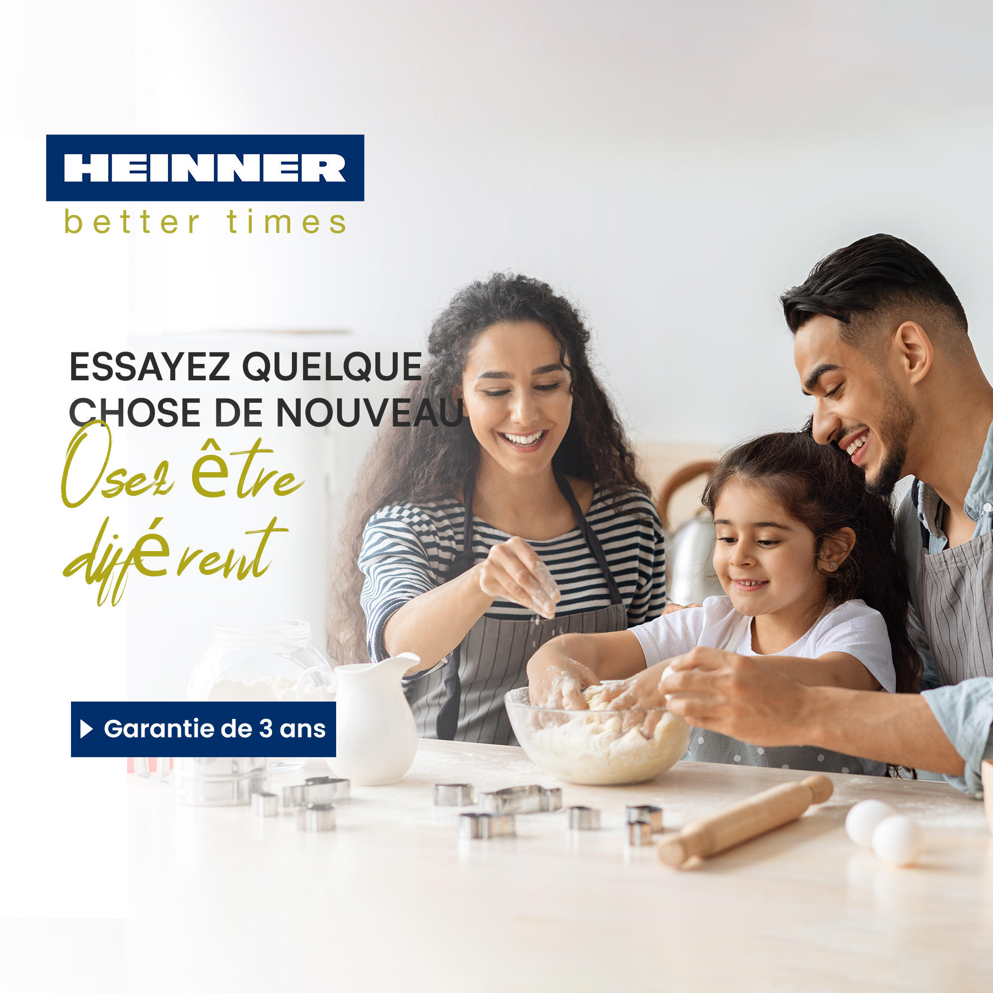 Familie backt zusammen. Eine Frau, ein Mann und ein Kind sind in der Küche und machen Teig. Backwerkzeuge sind auf dem Tisch.