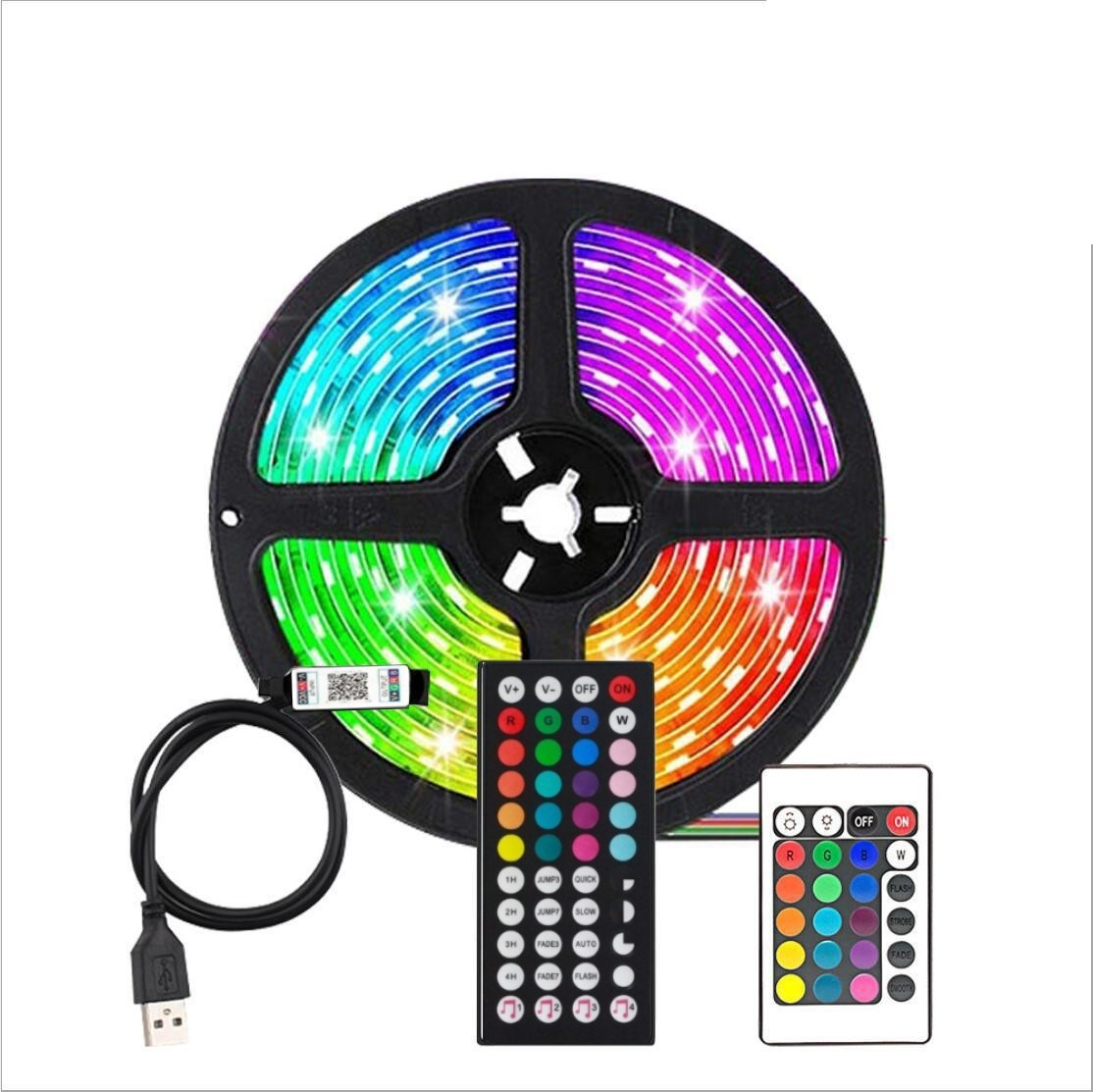 Eine Rolle LED-Streifenlichter mit Fernbedienung und USB-Kabel. Die Lichter sind mehrfarbig, mit schwarzem Hintergrund.