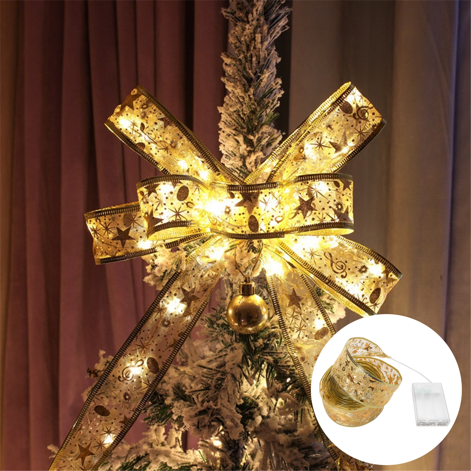 Ein Weihnachtsbaum ist mit einer goldenen Schleife, Lichtern und Ornamenten geschmückt. Eine Rolle des gleichen Bandes wird gezeigt.