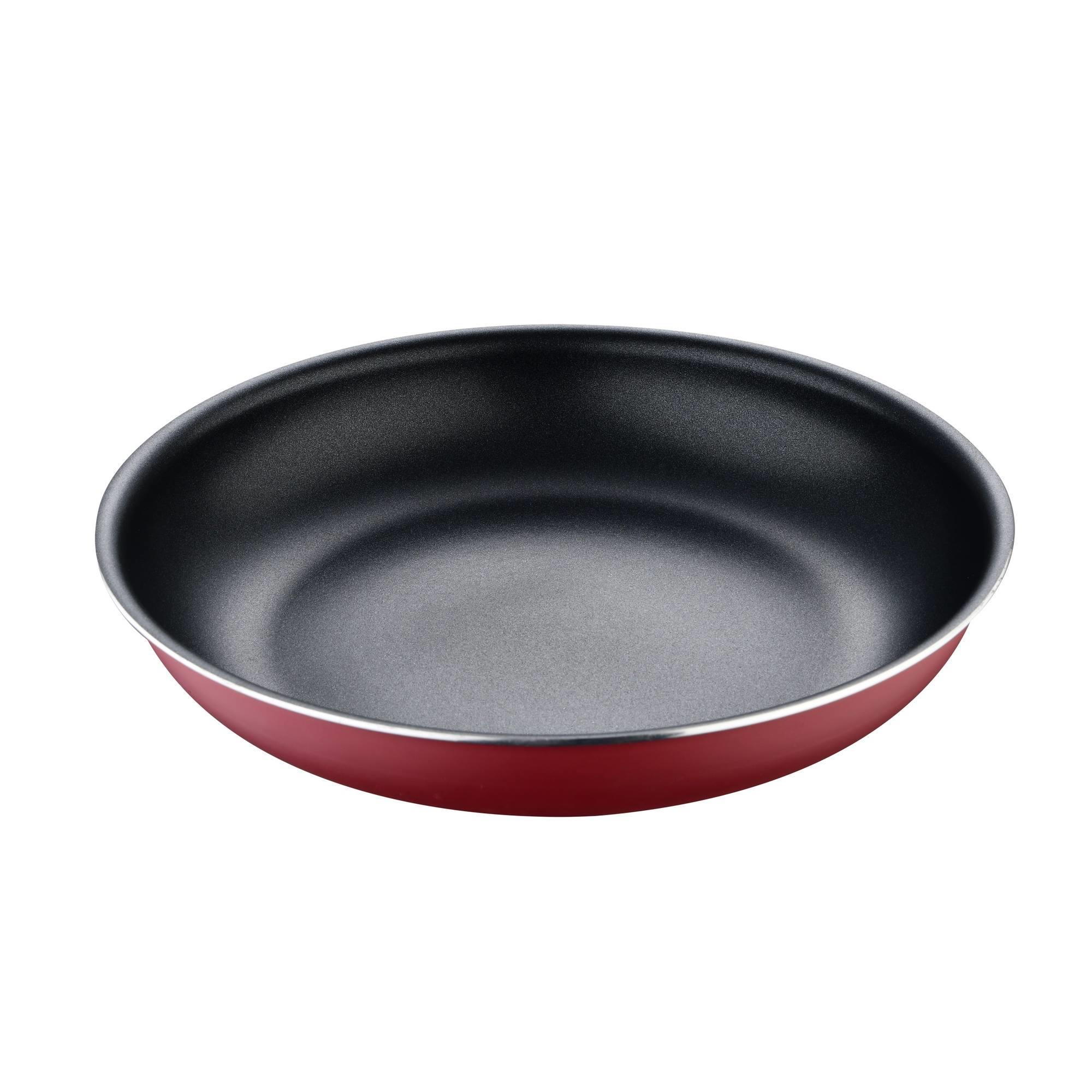 Una sartén roja con interior negro sobre un fondo blanco.