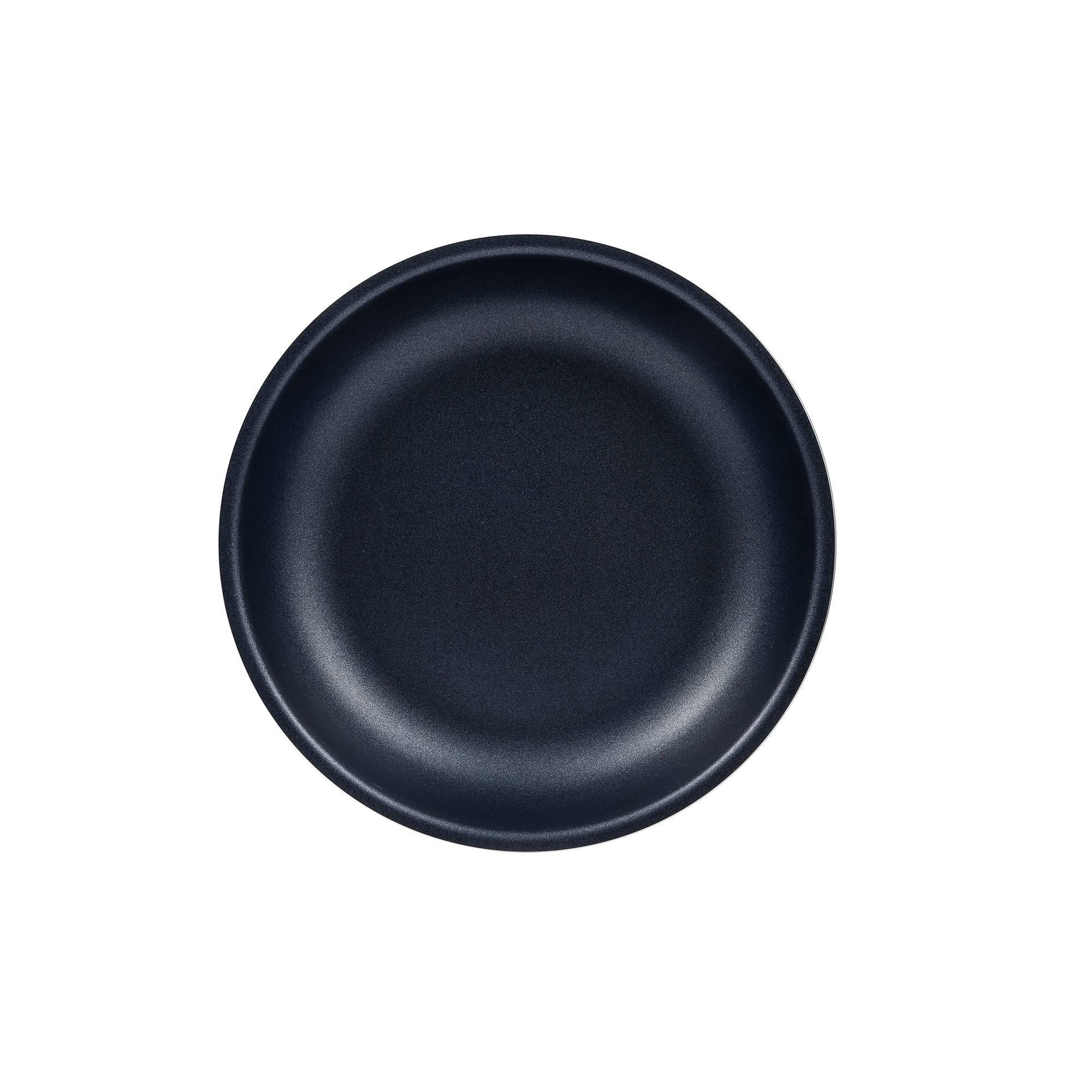 Una sartén azul oscuro centrada sobre un fondo blanco.