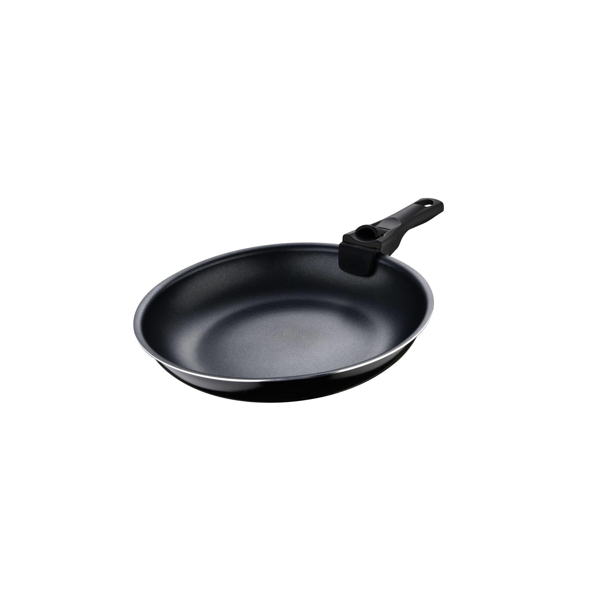 Una sartén negra con mango negro centrada sobre fondo blanco. La sartén tiene un borde plateado.