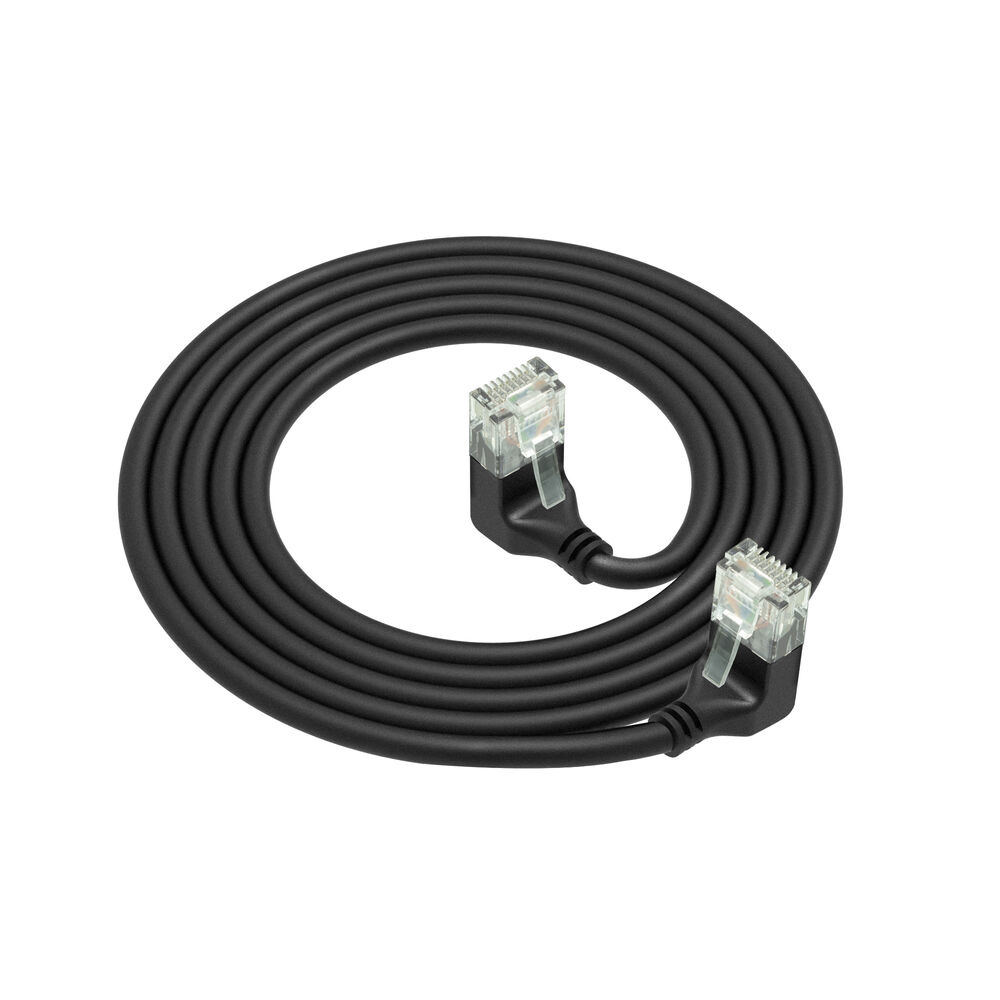 Ein schwarzes Ethernet-Kabel ist aufgerollt. Klare Stecker befinden sich an jedem Ende. Der Hintergrund ist weiß.