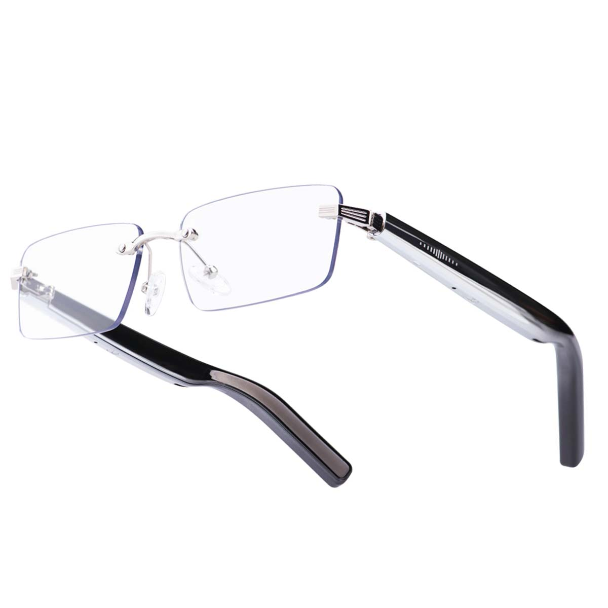 Randlose Brille mit rechteckigen Gläsern, silbernem Steg und schwarzen Bügeln auf weißem Hintergrund.