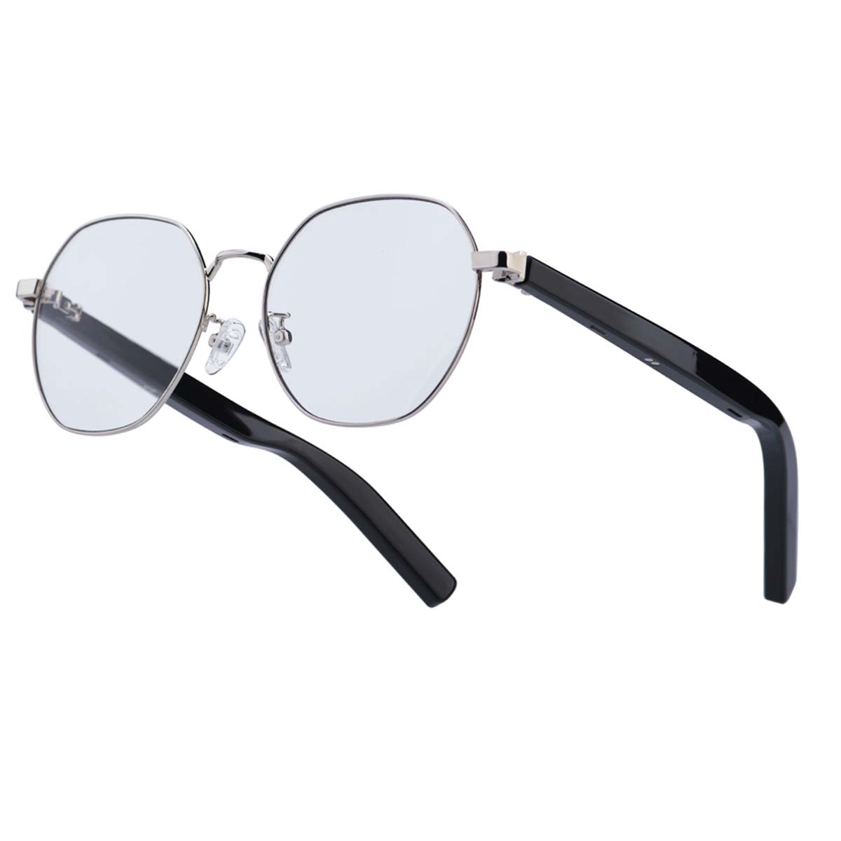 Brille mit silbernem Rahmen und schwarzen Bügeln. Die Gläser sind klar. Die Brille ist angewinkelt.
