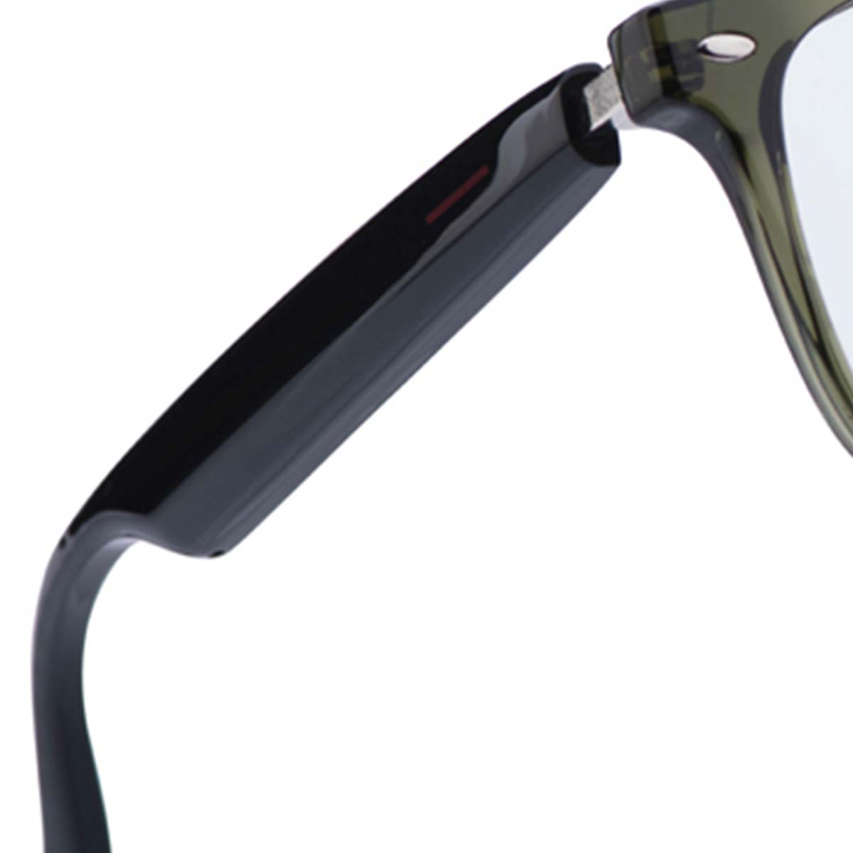Nahaufnahme einer Brille. Schwarzer Bügel mit rotem Streifen, grüner Rahmen und klare Linse. Weißer Hintergrund.